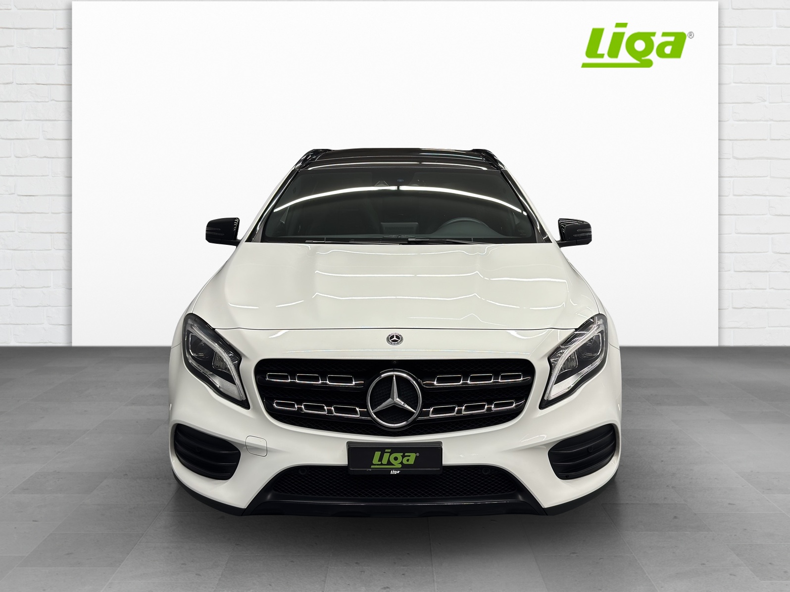 MERCEDES-BENZ GLA 250 Swiss Star AMG Line-showroom-element-2