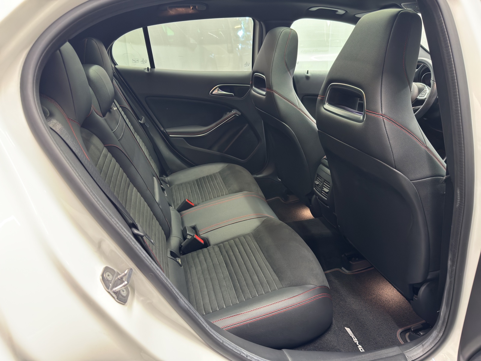 MERCEDES-BENZ GLA 250 Swiss Star AMG Line-image-9