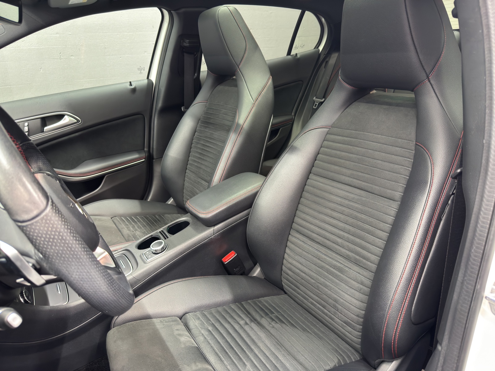 MERCEDES-BENZ GLA 250 Swiss Star AMG Line-image-13