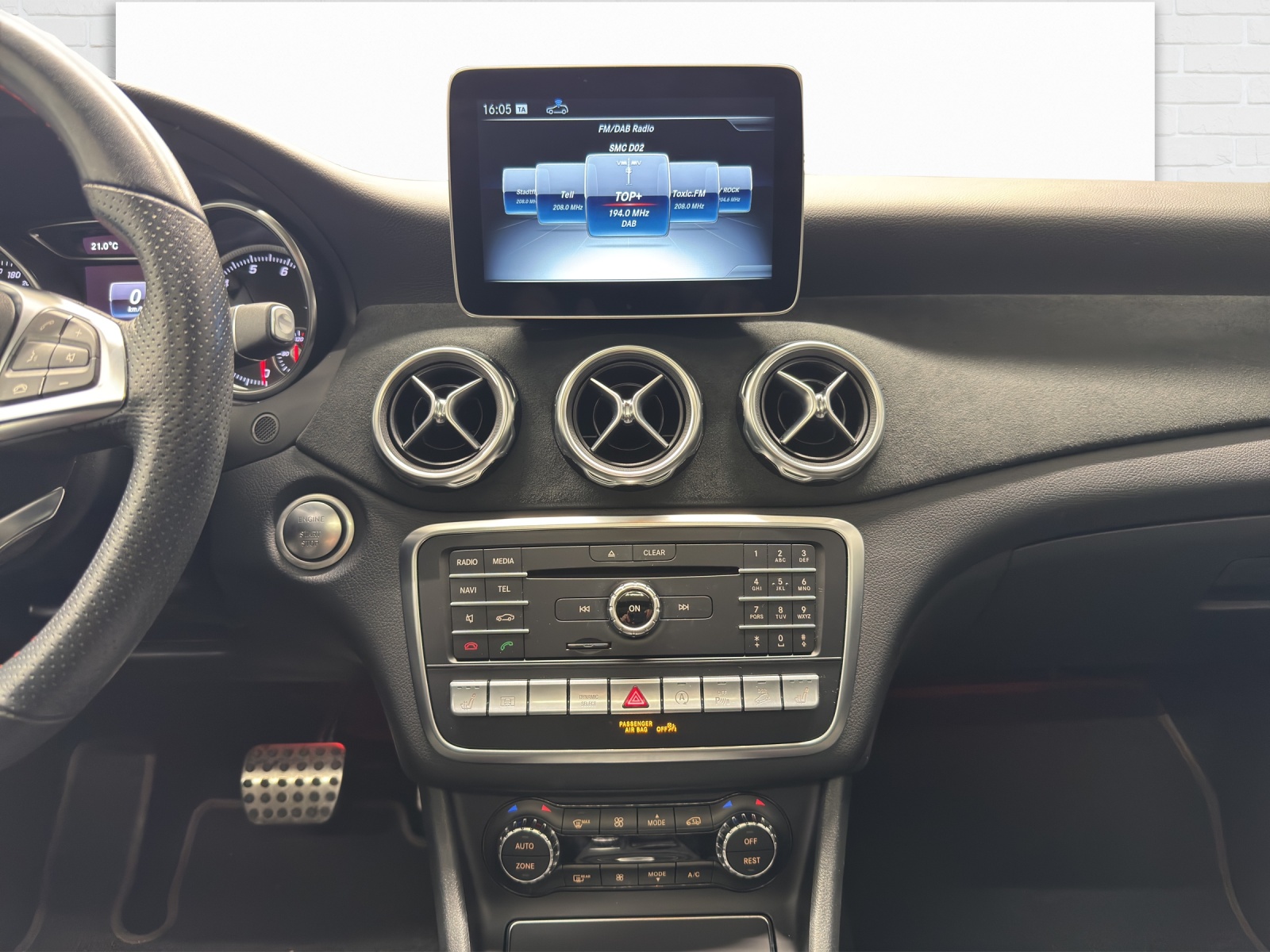 MERCEDES-BENZ GLA 250 Swiss Star AMG Line-image-8
