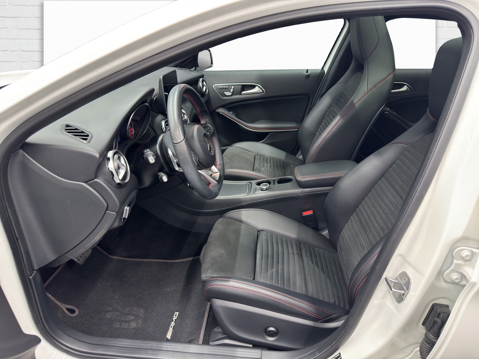 MERCEDES-BENZ GLA 250 Swiss Star AMG Line-image-6