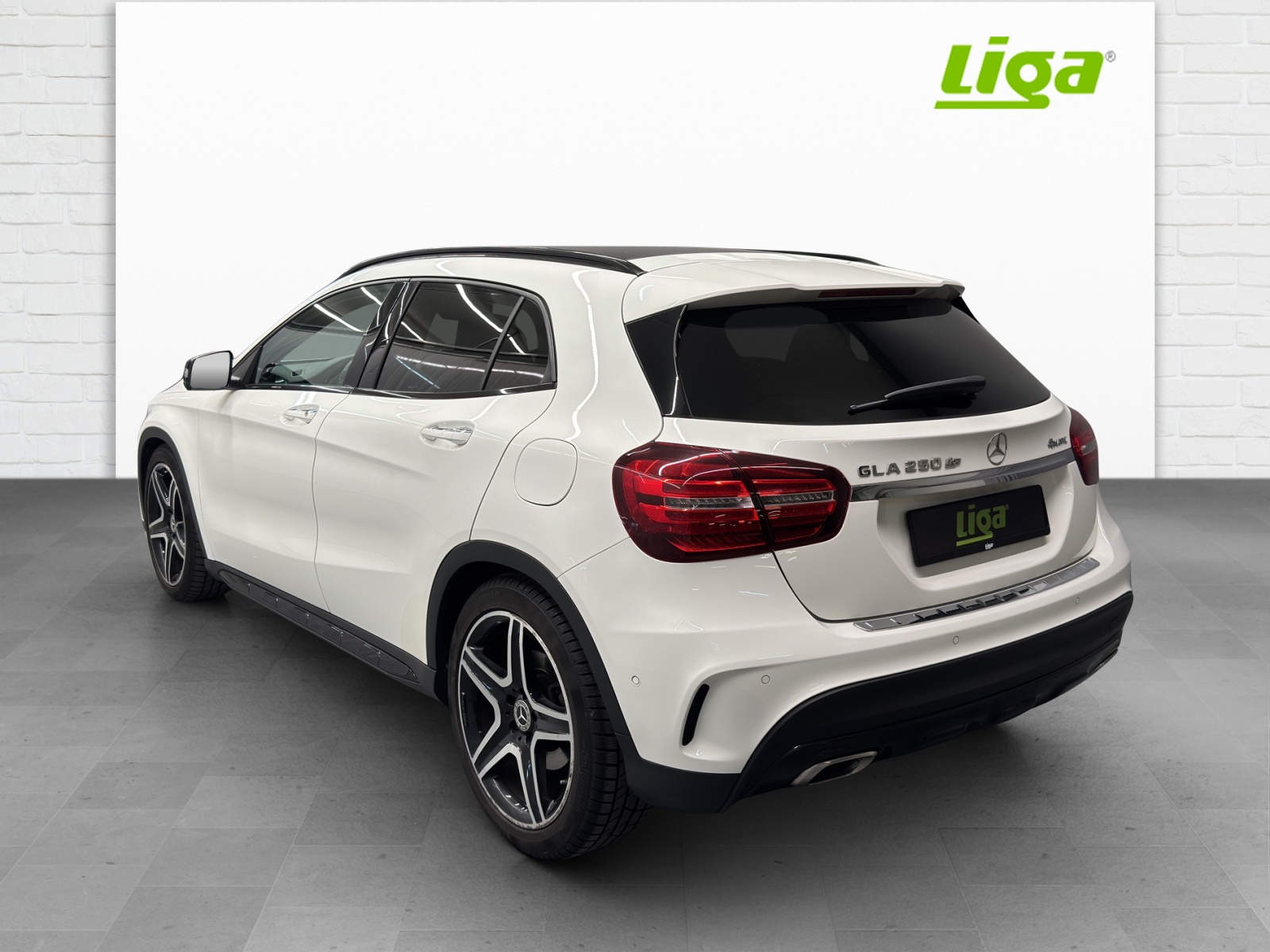 MERCEDES-BENZ GLA 250 Swiss Star AMG Line-showroom-element-3