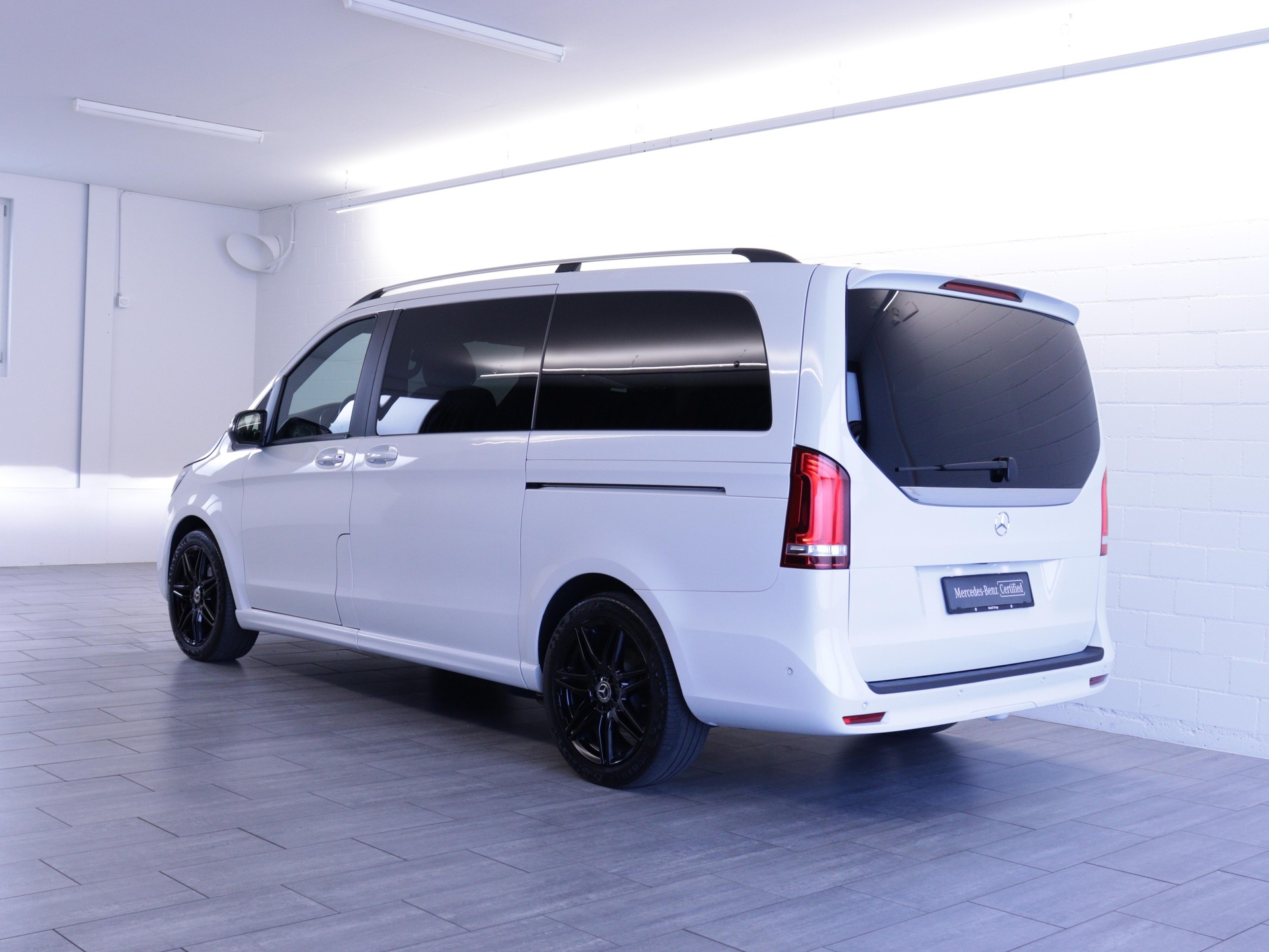MERCEDES-BENZ V 300 d Swiss Edition AMG Line lang Van-showroom-element-3