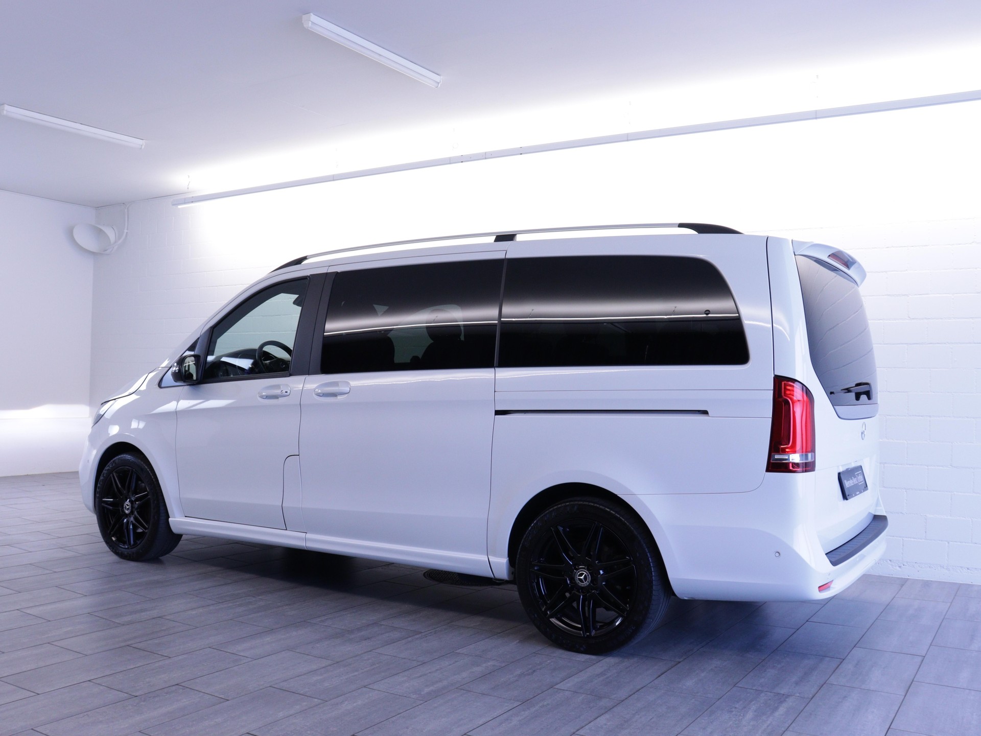 MERCEDES-BENZ V 300 d Swiss Edition AMG Line lang Van-showroom-element-2