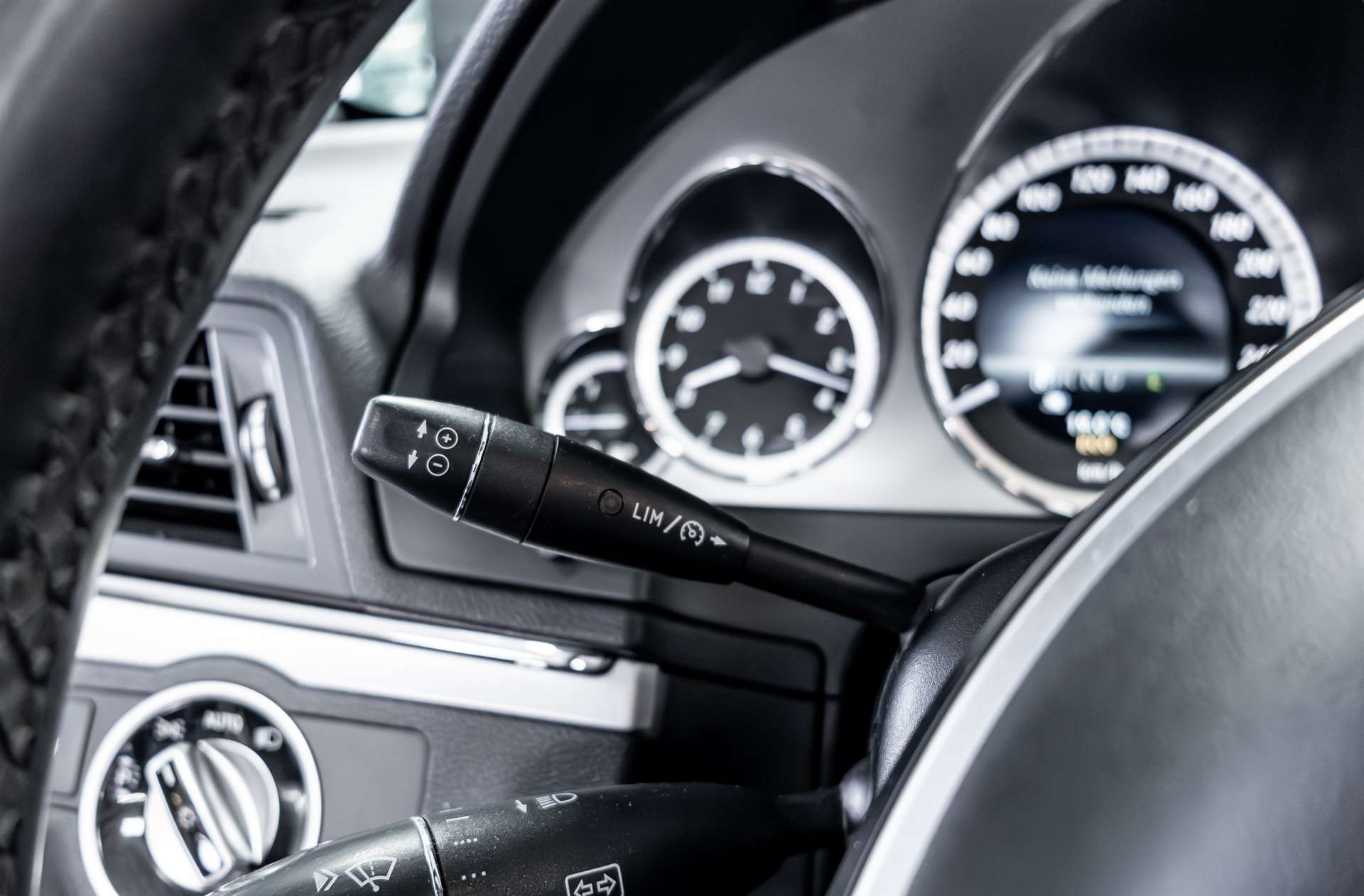 MERCEDES-BENZ E 250 CGI BlueEfficiency 7G-Tronic-image-11