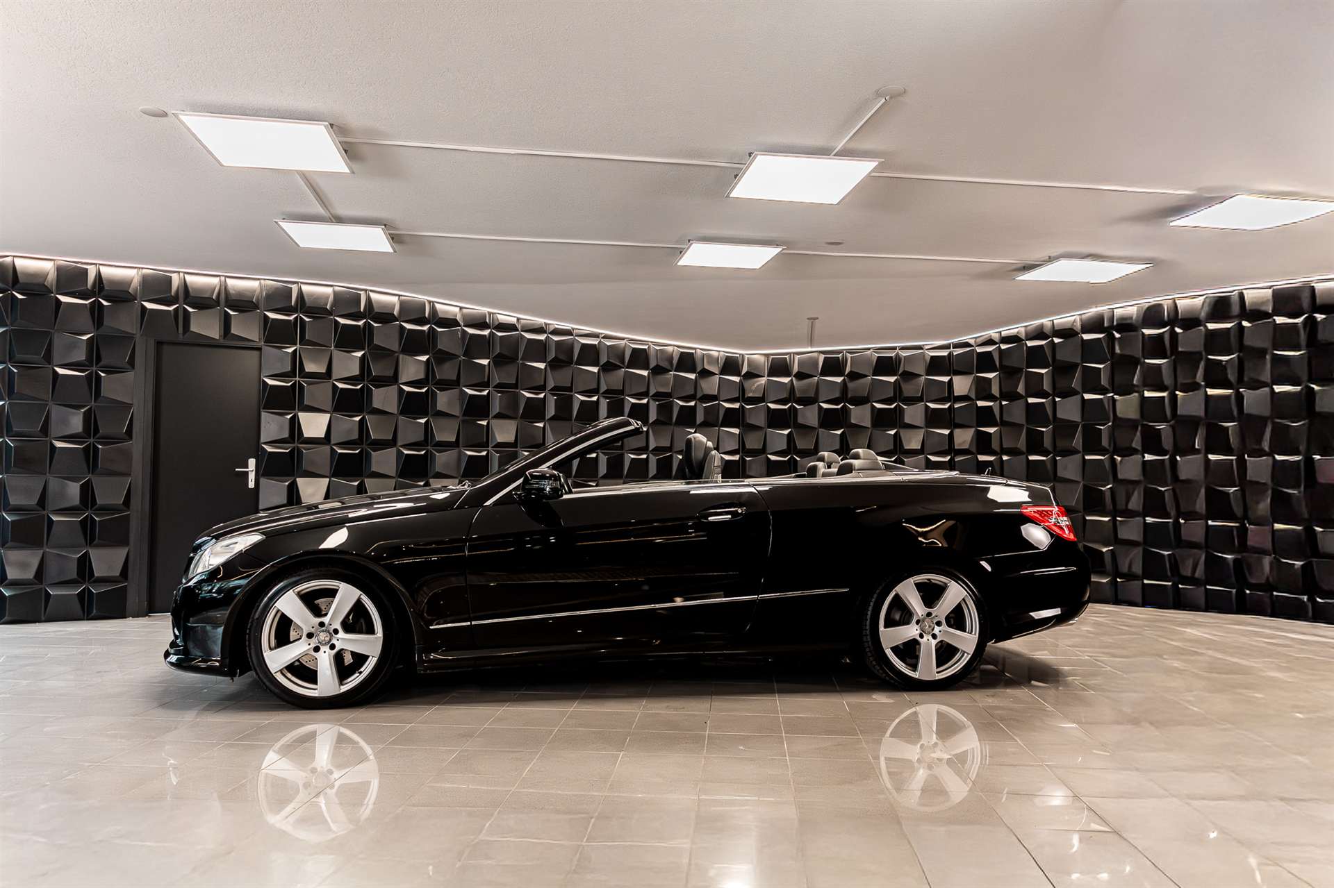 MERCEDES-BENZ E 250 CGI BlueEfficiency 7G-Tronic-showroom-element-2