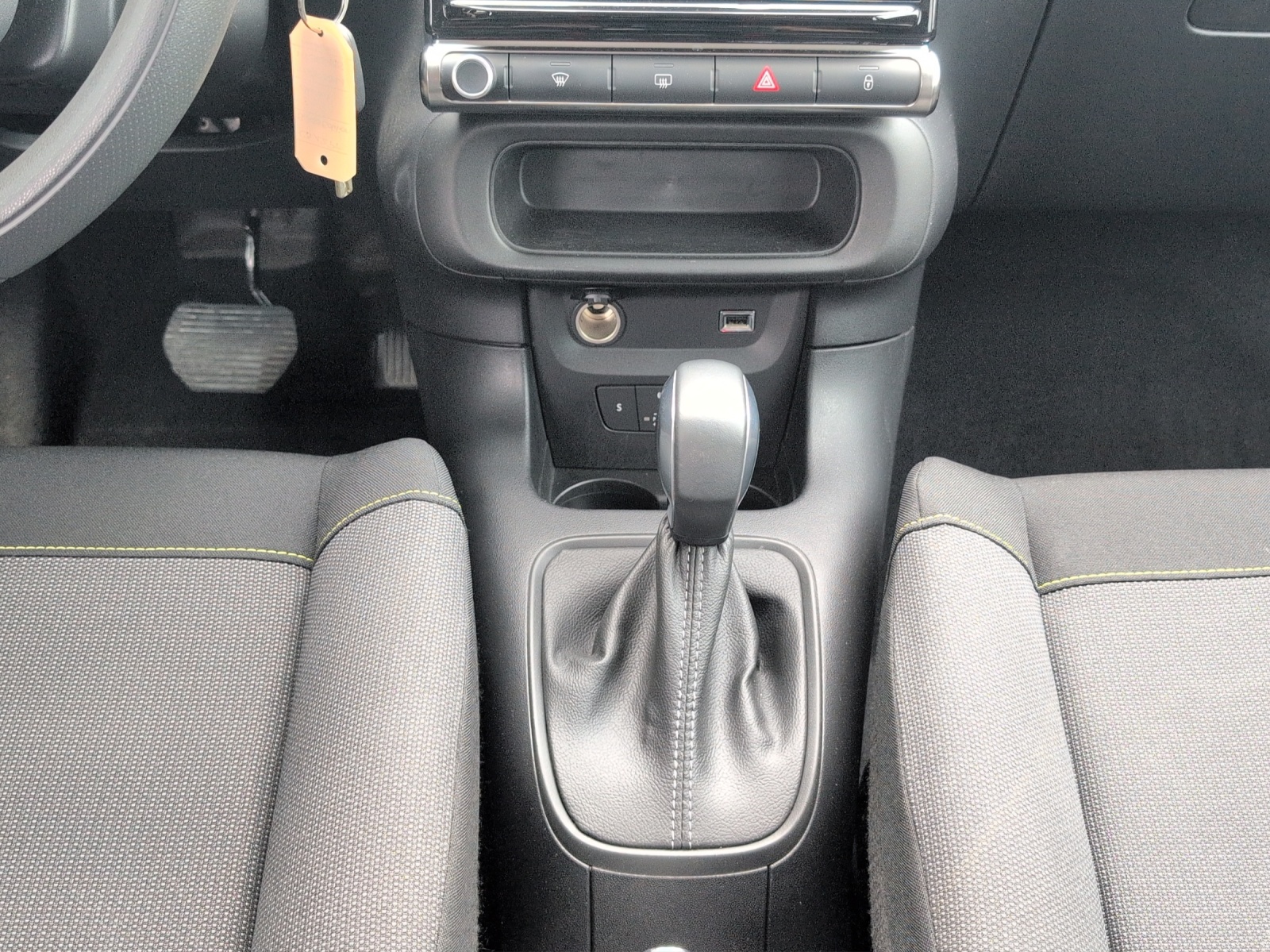 CITROEN C3 1.2i PureTech Swiss Edition EAT6 / Anhängerkupplung abnehmbar / Einparkhilfe hinten / Occasion Garantie Premium-image-12