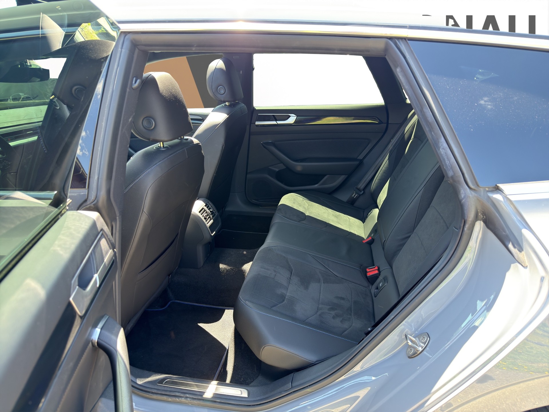 VW Arteon Shooting Brake 2.0 TSI R DSG 4m Schiebedach-image-16