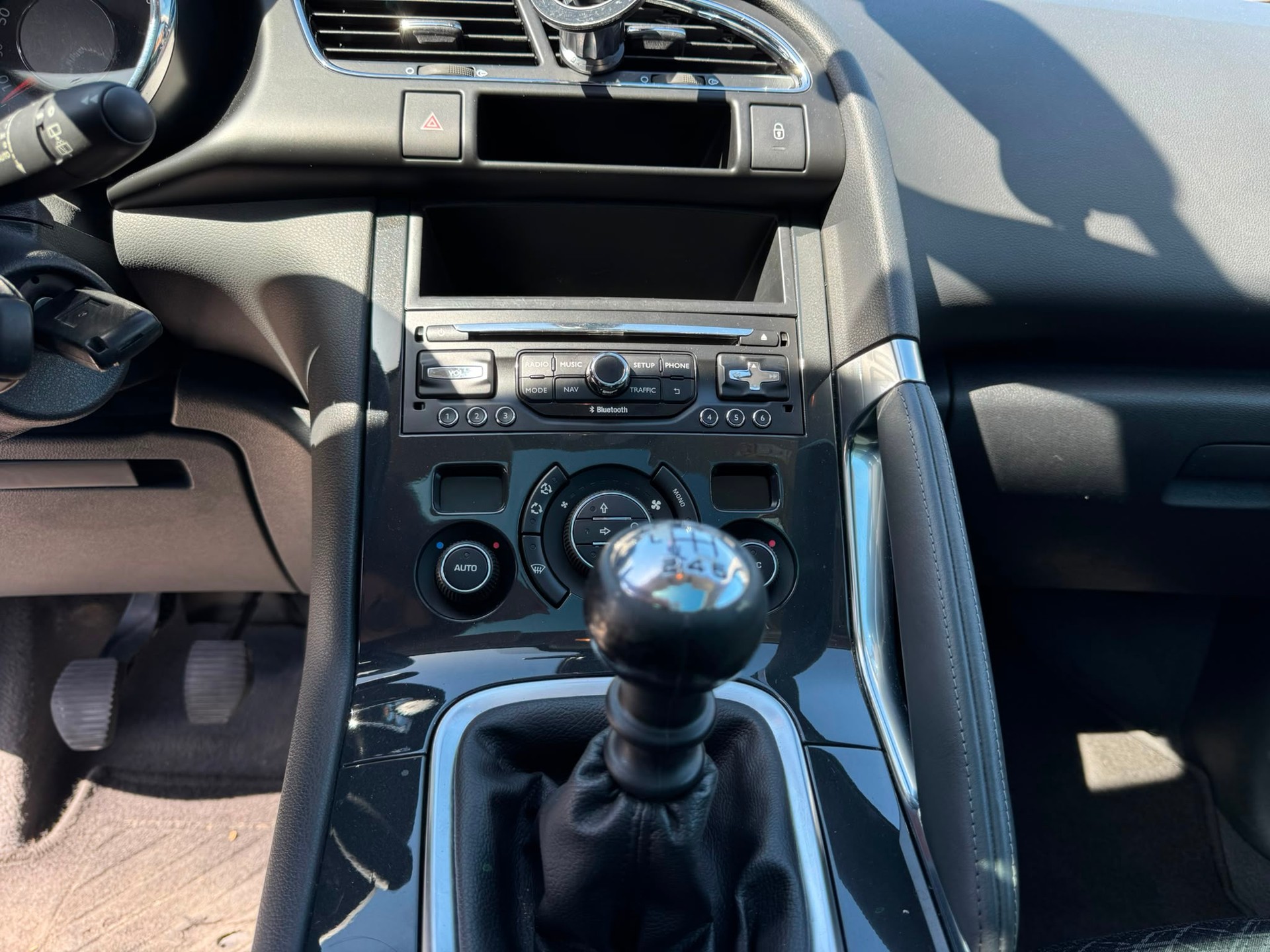 PEUGEOT 3008 1.2 Business Line-image-17