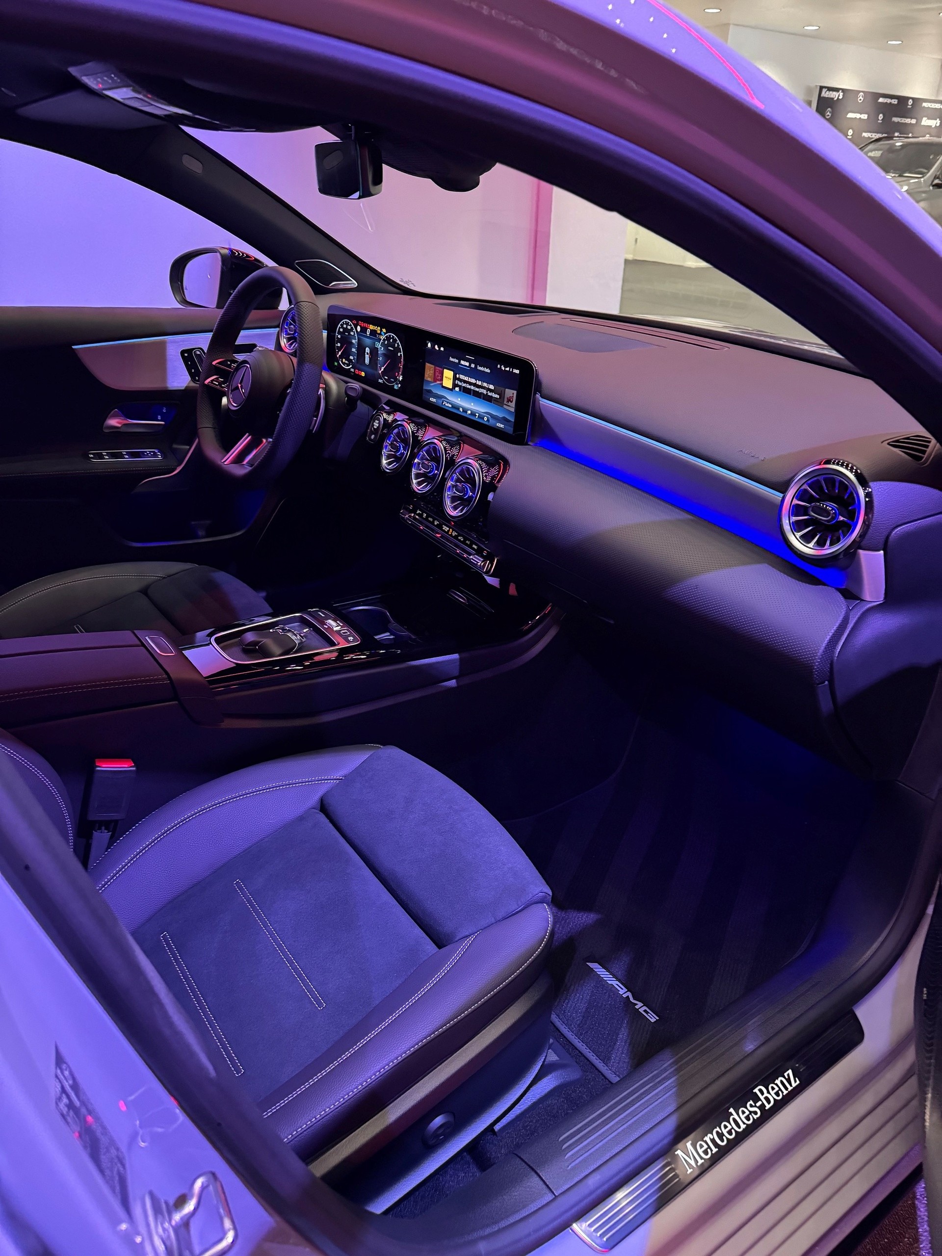 MERCEDES-BENZ A 200 Night Star AMG Line-image-5