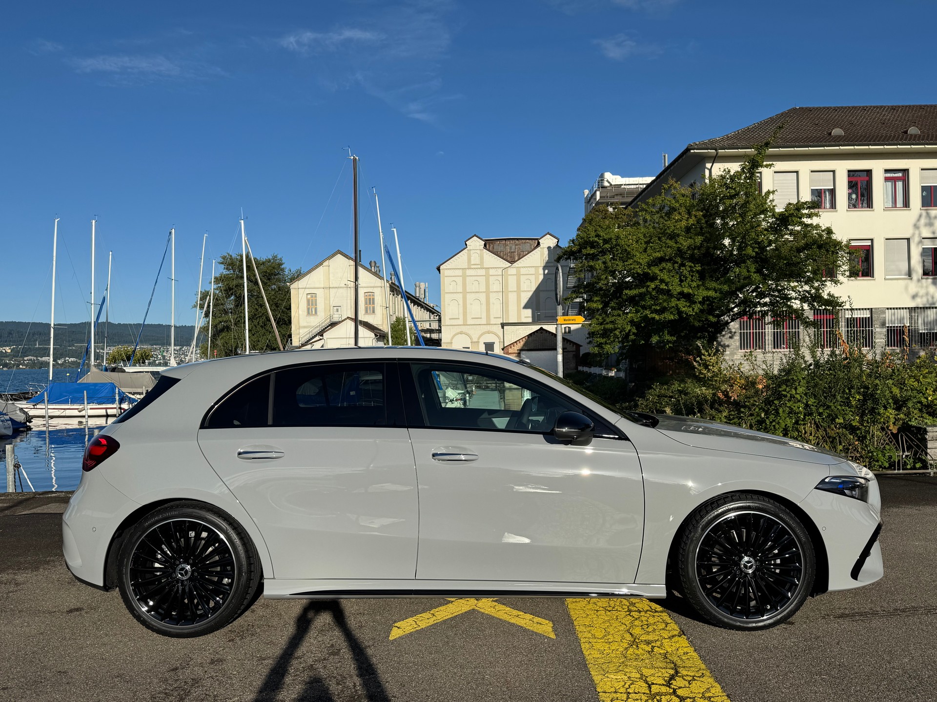 MERCEDES-BENZ A 200 Night Star AMG Line-image-8