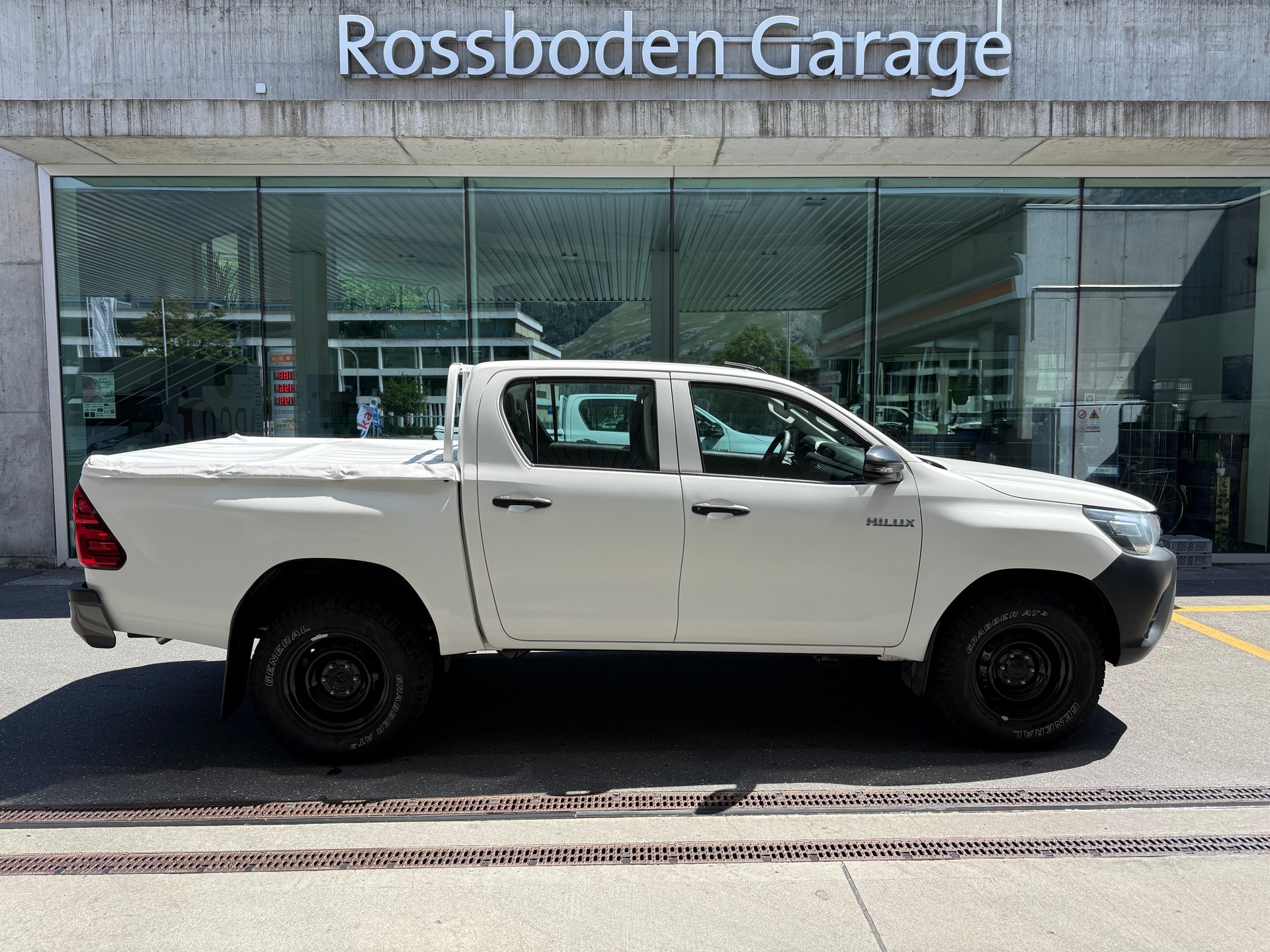 TOYOTA Hilux 2.4D-4D Luna Double Cab 4x4-image-1