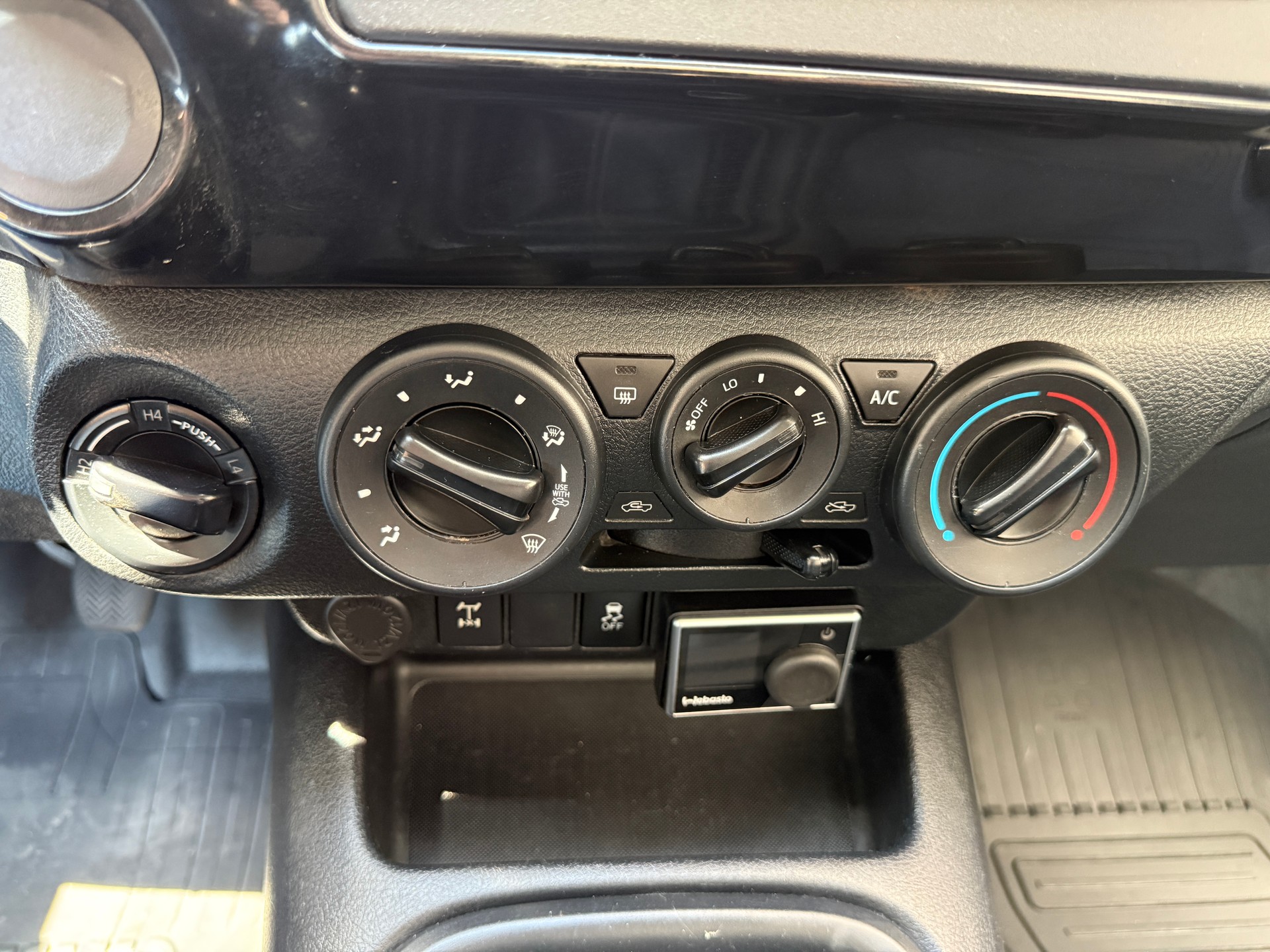 TOYOTA Hilux 2.4D-4D Luna Double Cab 4x4-image-12