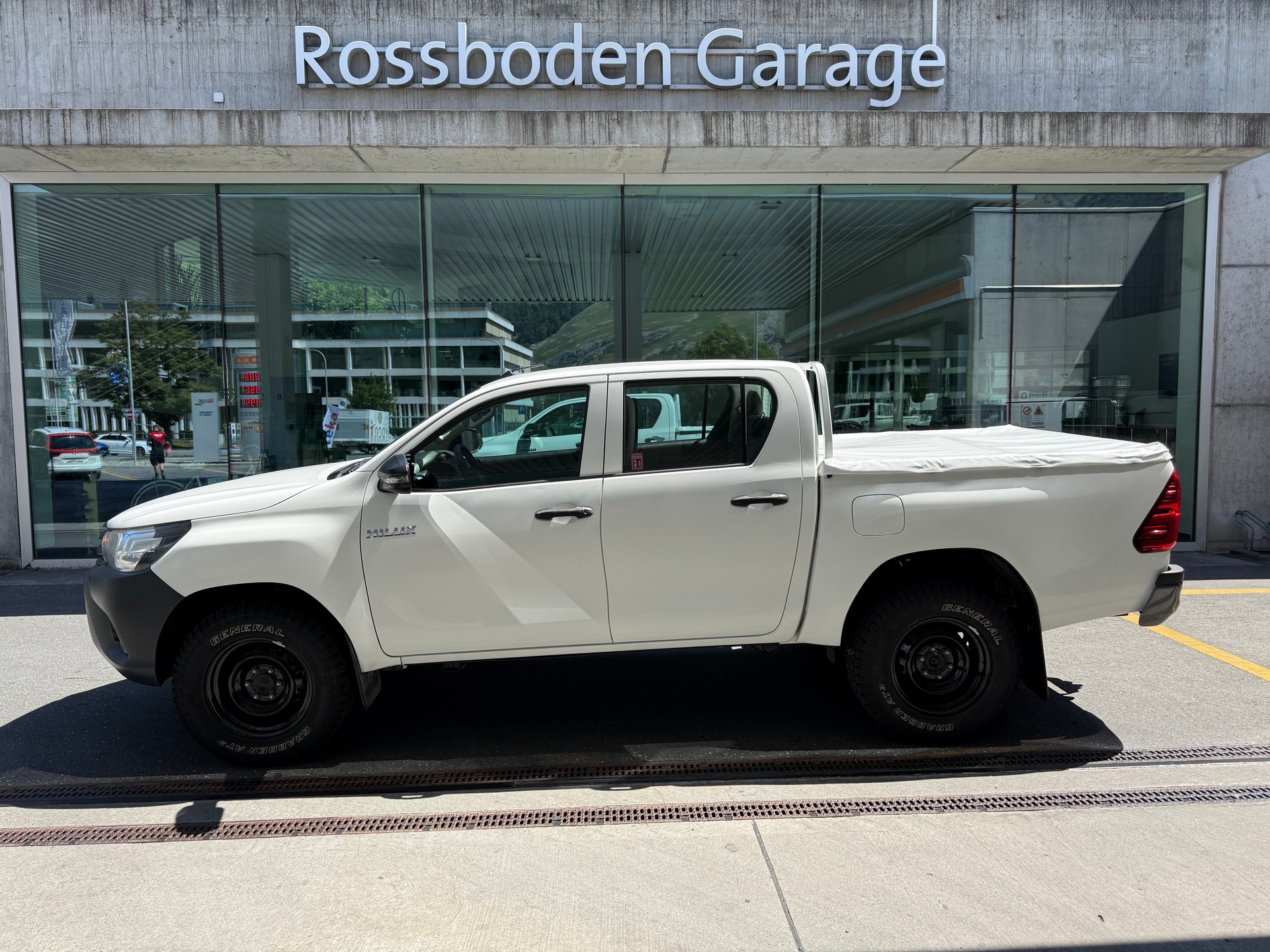 TOYOTA Hilux 2.4D-4D Luna Double Cab 4x4-image-0