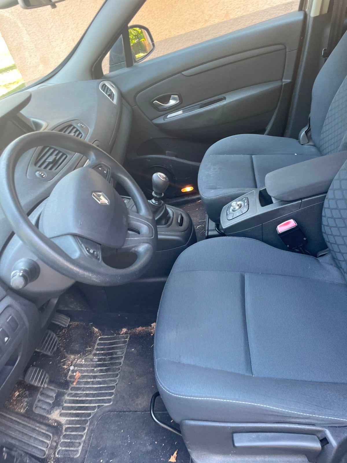 RENAULT Grand Scénic 1.9 dCi Dynamique-image-12