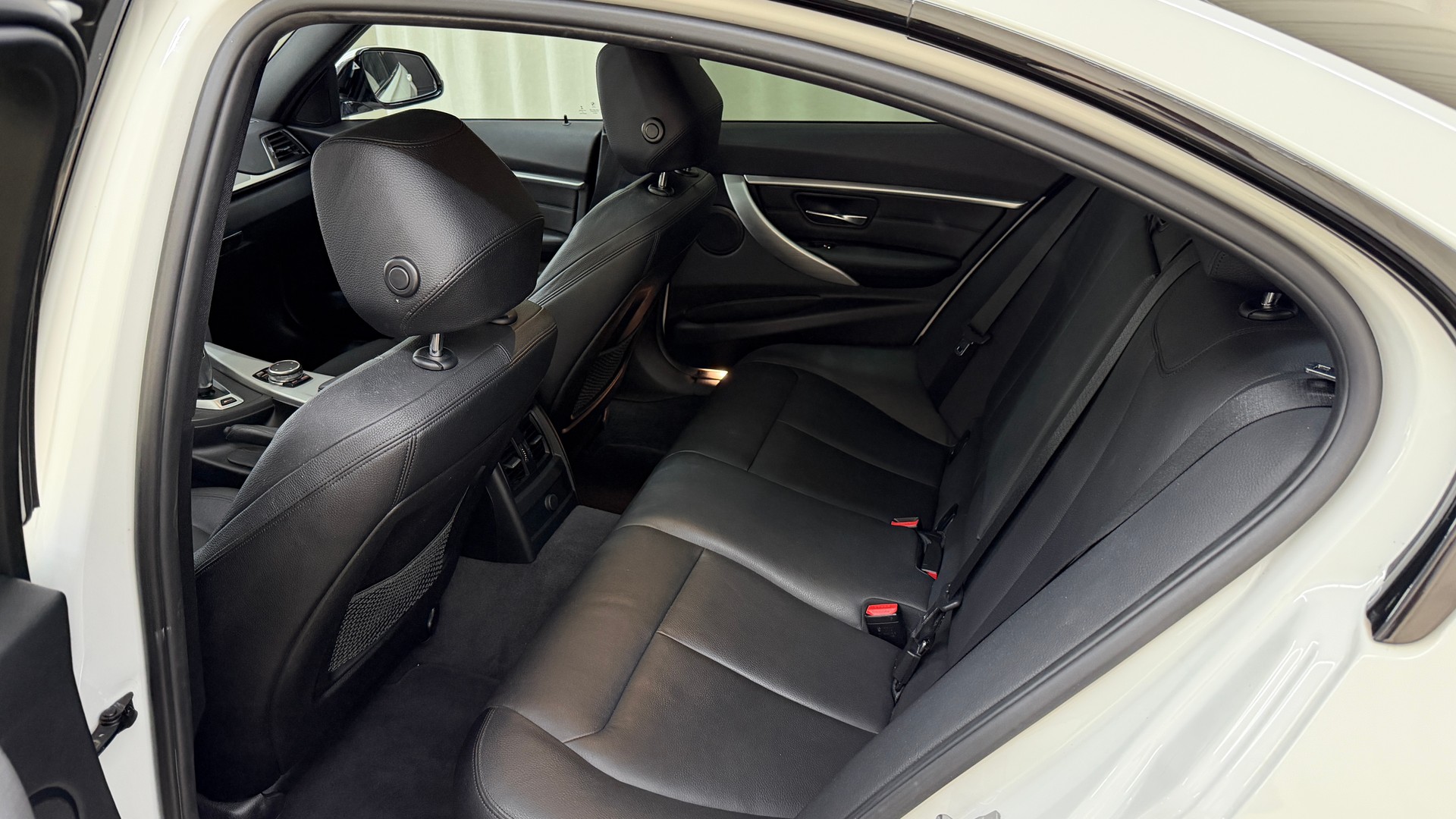 BMW 330e iPerformance M Sport Steptronic-image-7