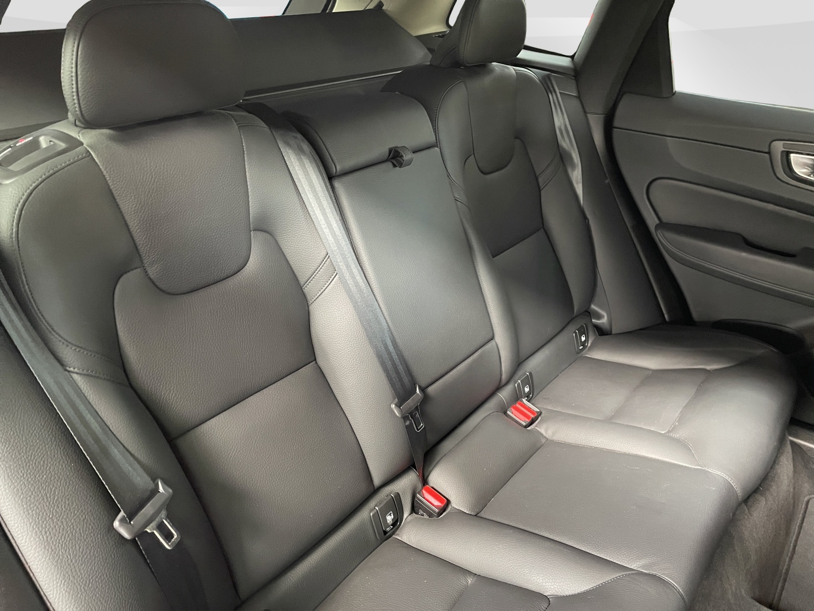 VOLVO XC60 2.0 B4 MH Plus Dark AWD-image-9