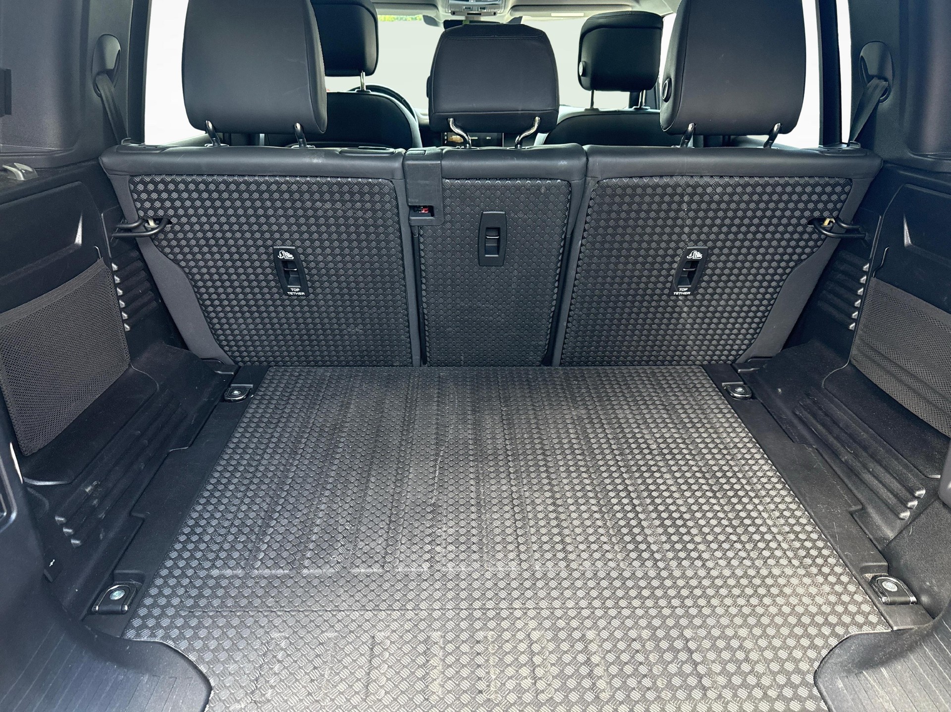 LAND ROVER Defender 110 3.0 D I6 300 X-Dynamic SE mit Standheizung-image-11