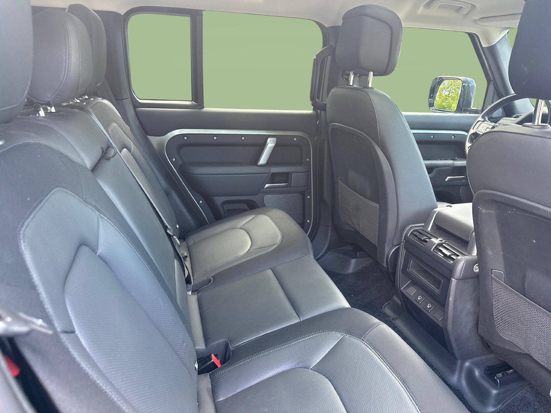 LAND ROVER Defender 110 3.0 D I6 300 X-Dynamic SE mit Standheizung-image-10