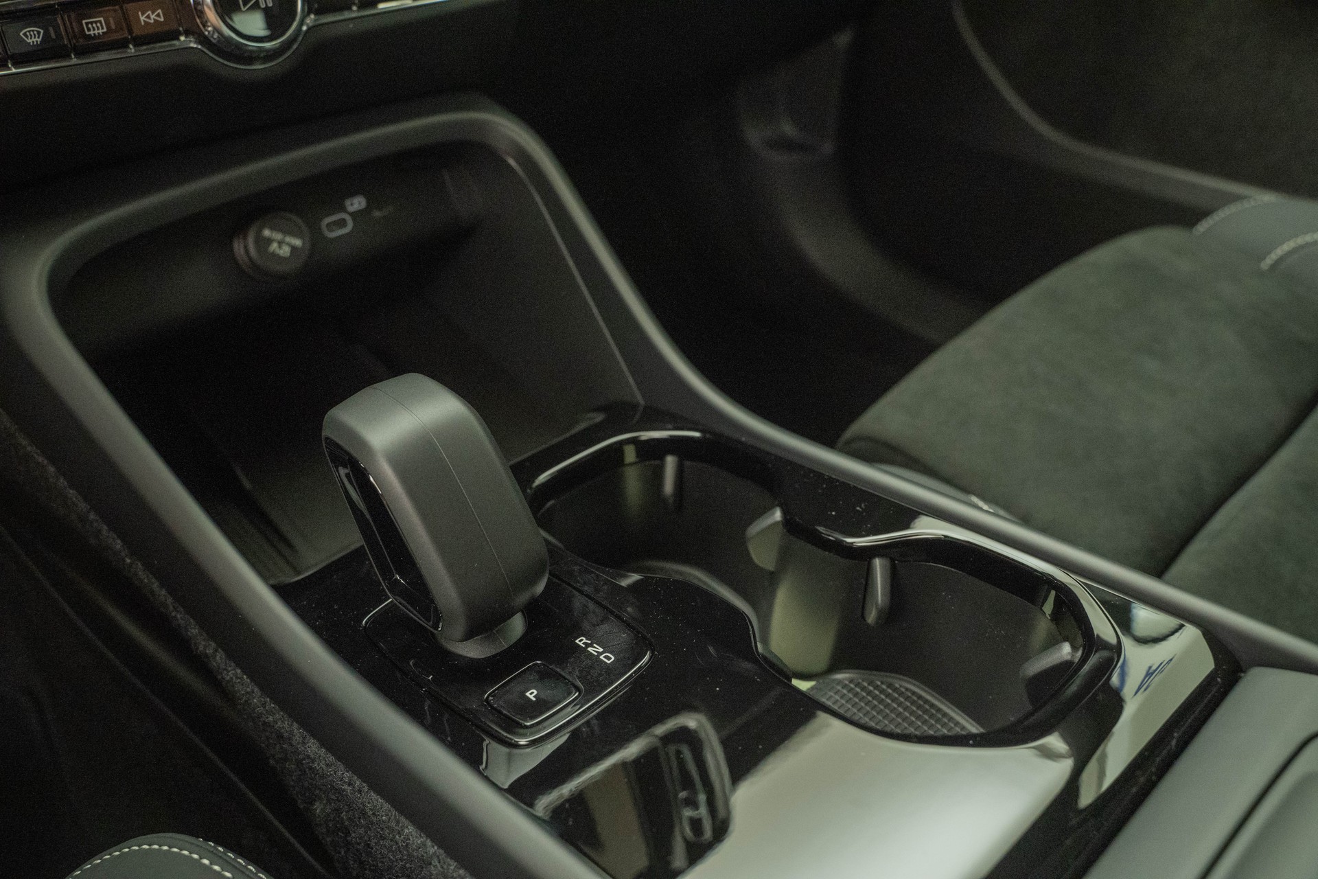 VOLVO EX40 Twin Performance Ultra AWD-image-11