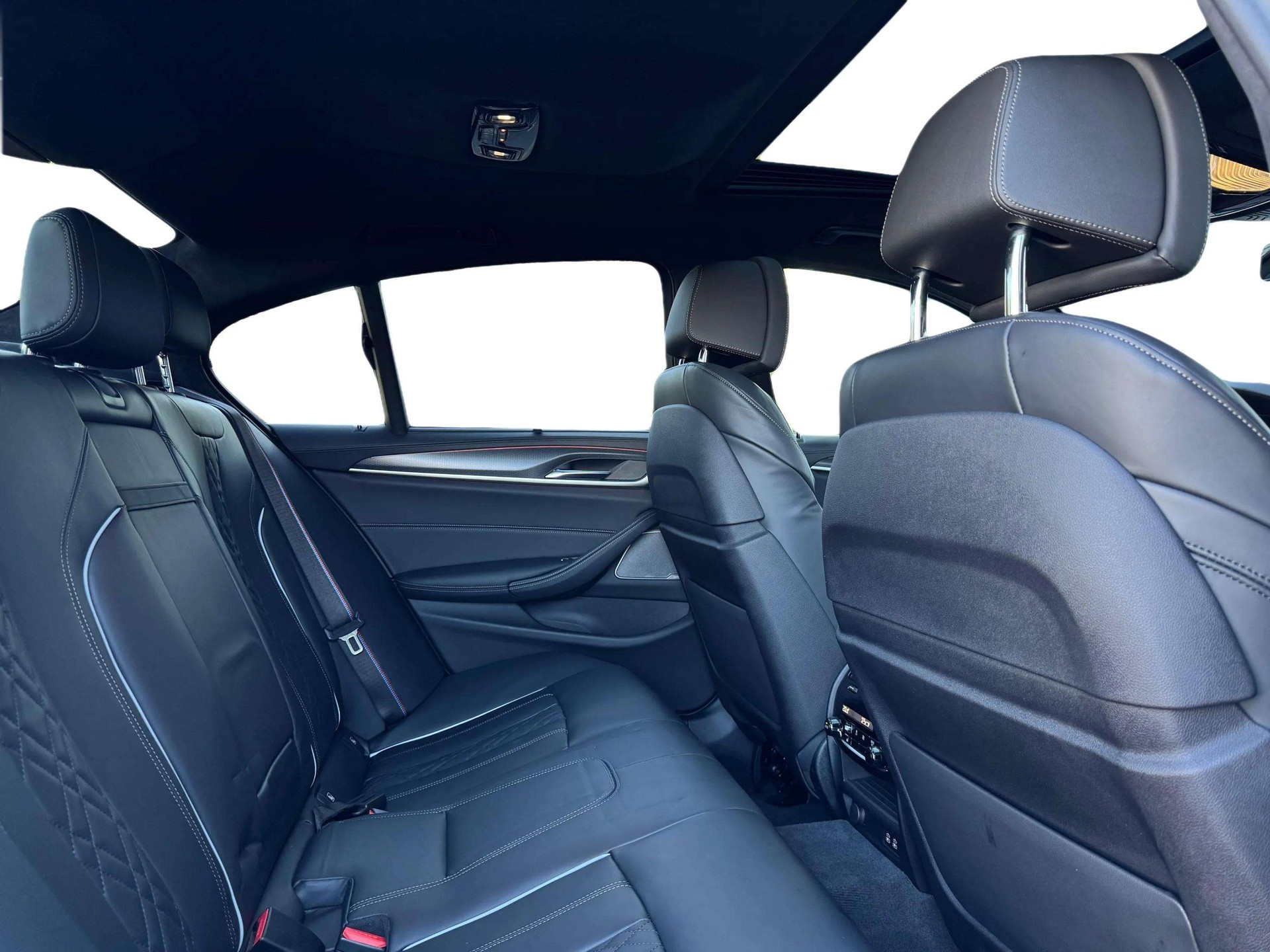 BMW M550i xDrive M Sport Pro Steptronic-image-19