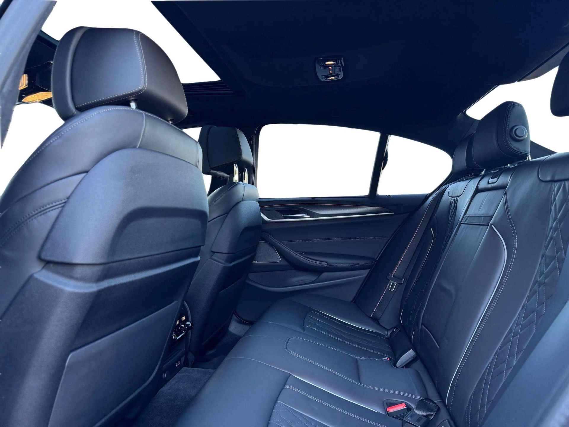 BMW M550i xDrive M Sport Pro Steptronic-image-17