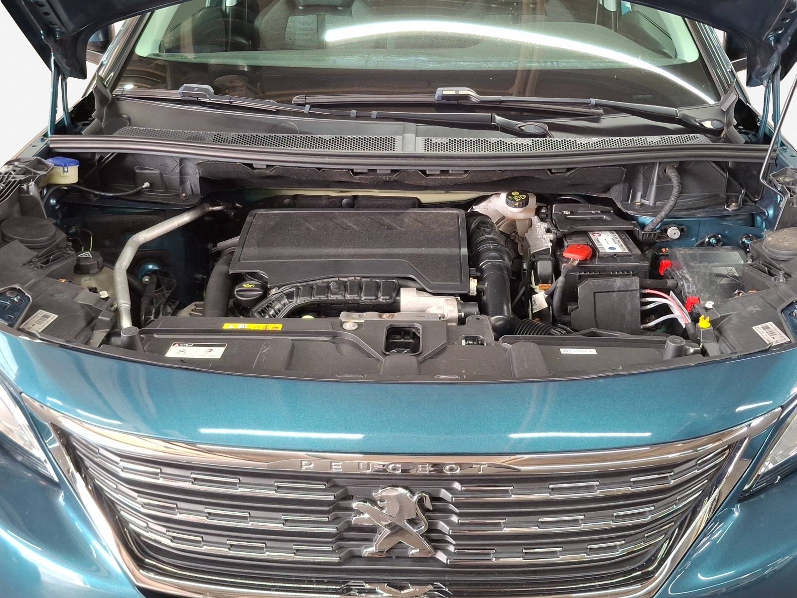 PEUGEOT 5008 1.2 Pure Tech Allure EAT8-image-15