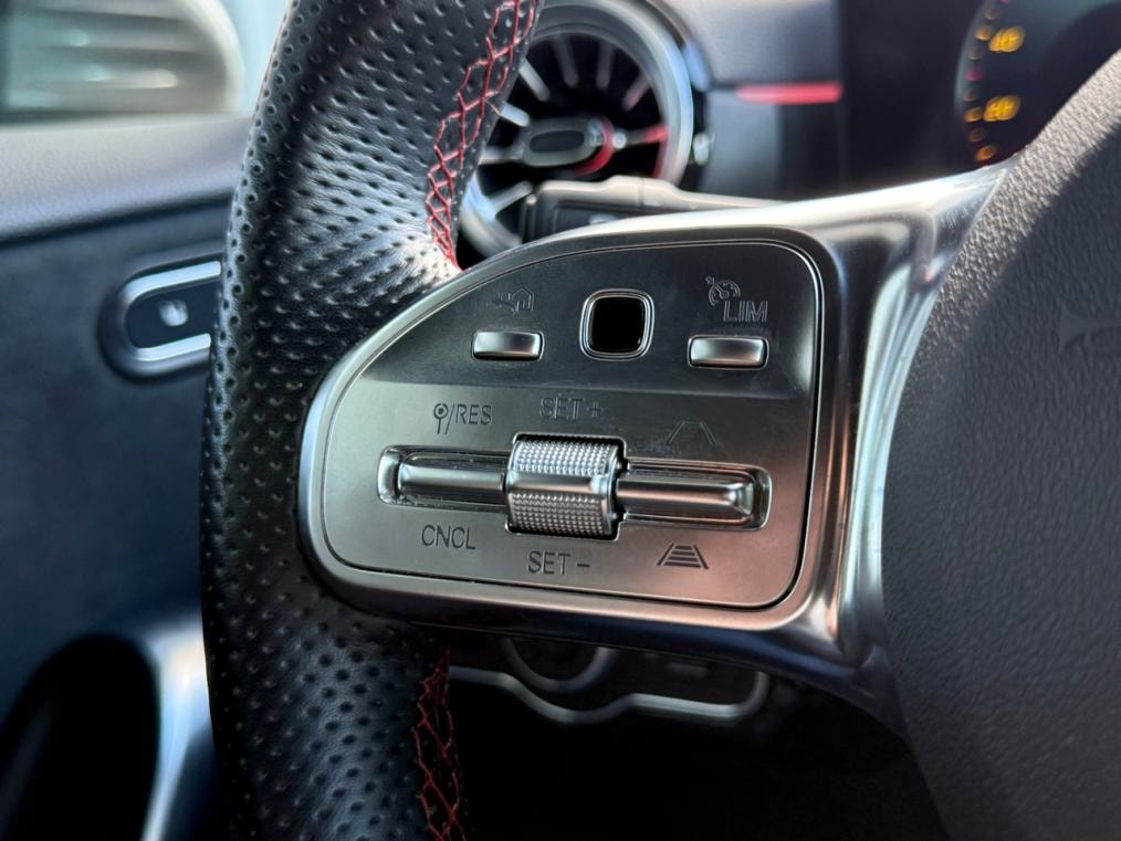 MERCEDES-BENZ A 200 AMG Line 7G-DCT-image-4