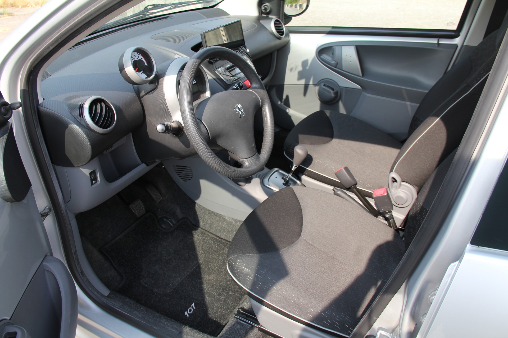 PEUGEOT 107 1.0 Swiss Edition BMP5-image-8