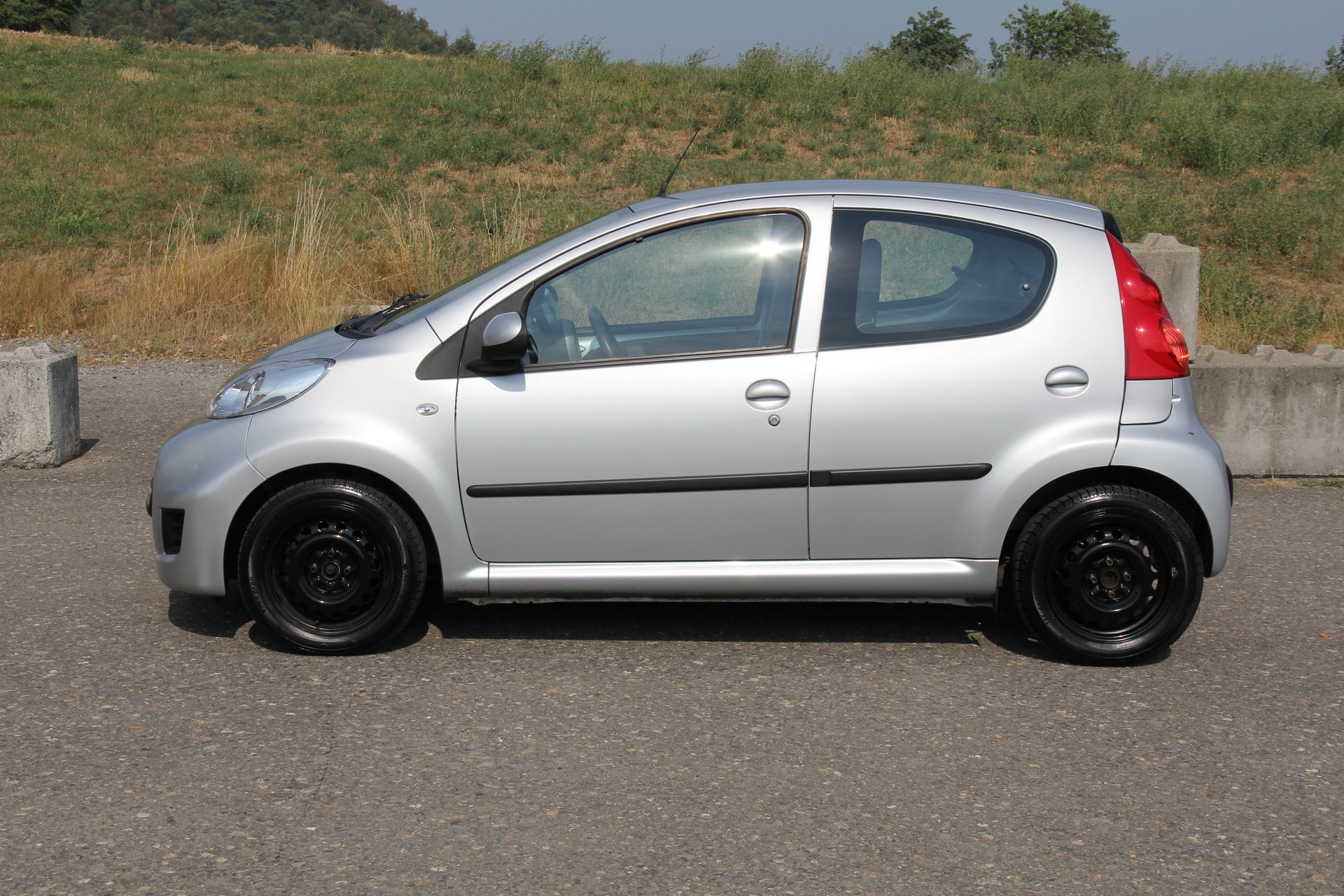 PEUGEOT 107 1.0 Swiss Edition BMP5-image-0