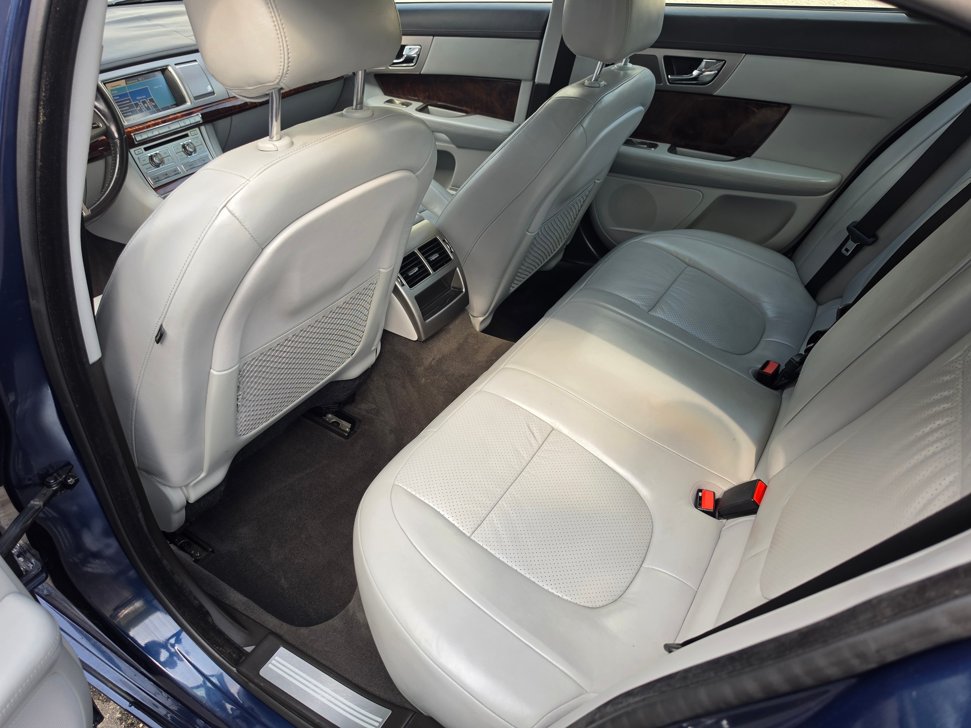 JAGUAR XF 3.0 V6 Premium Luxury-image-13