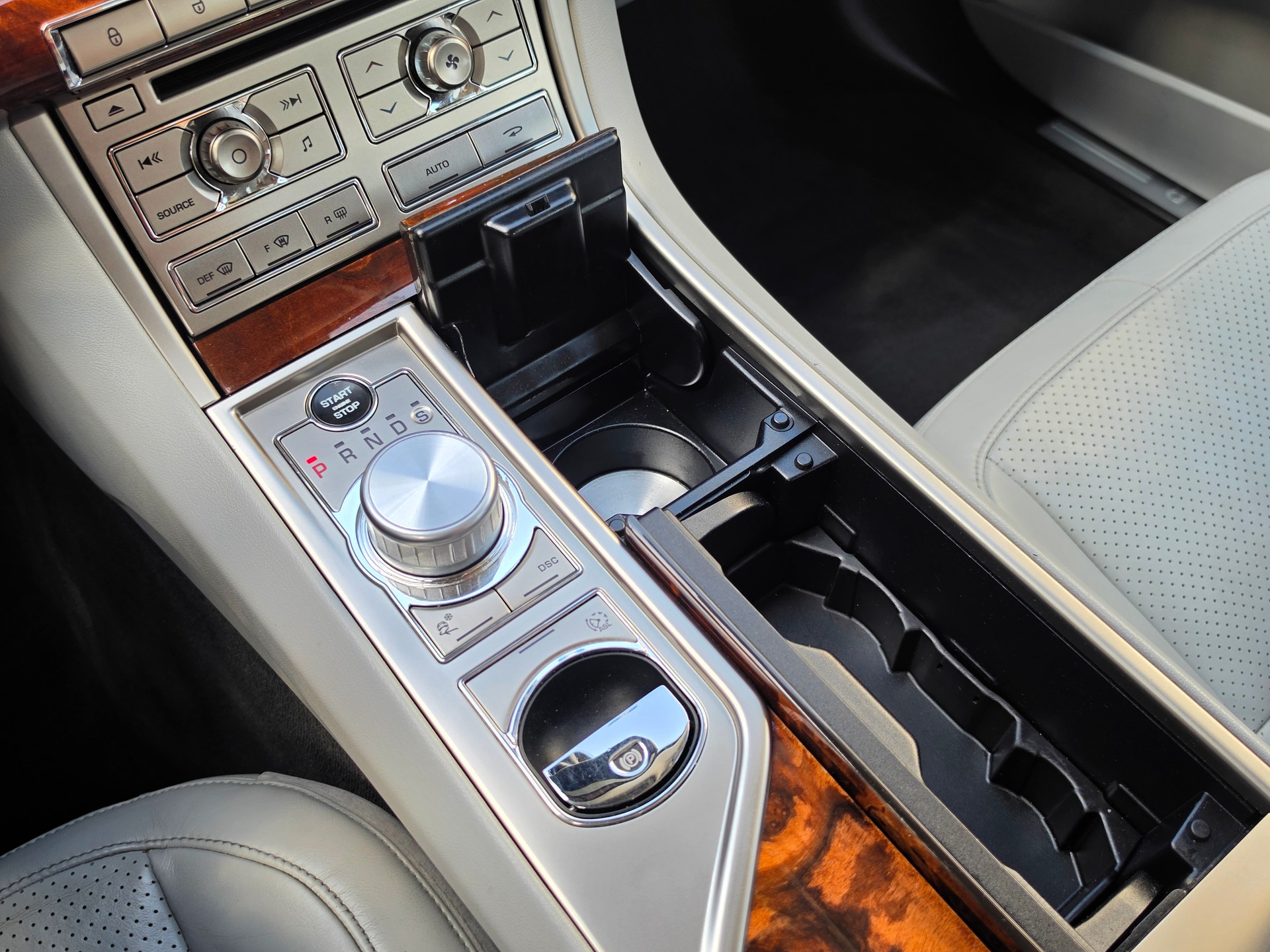 JAGUAR XF 3.0 V6 Premium Luxury-image-37