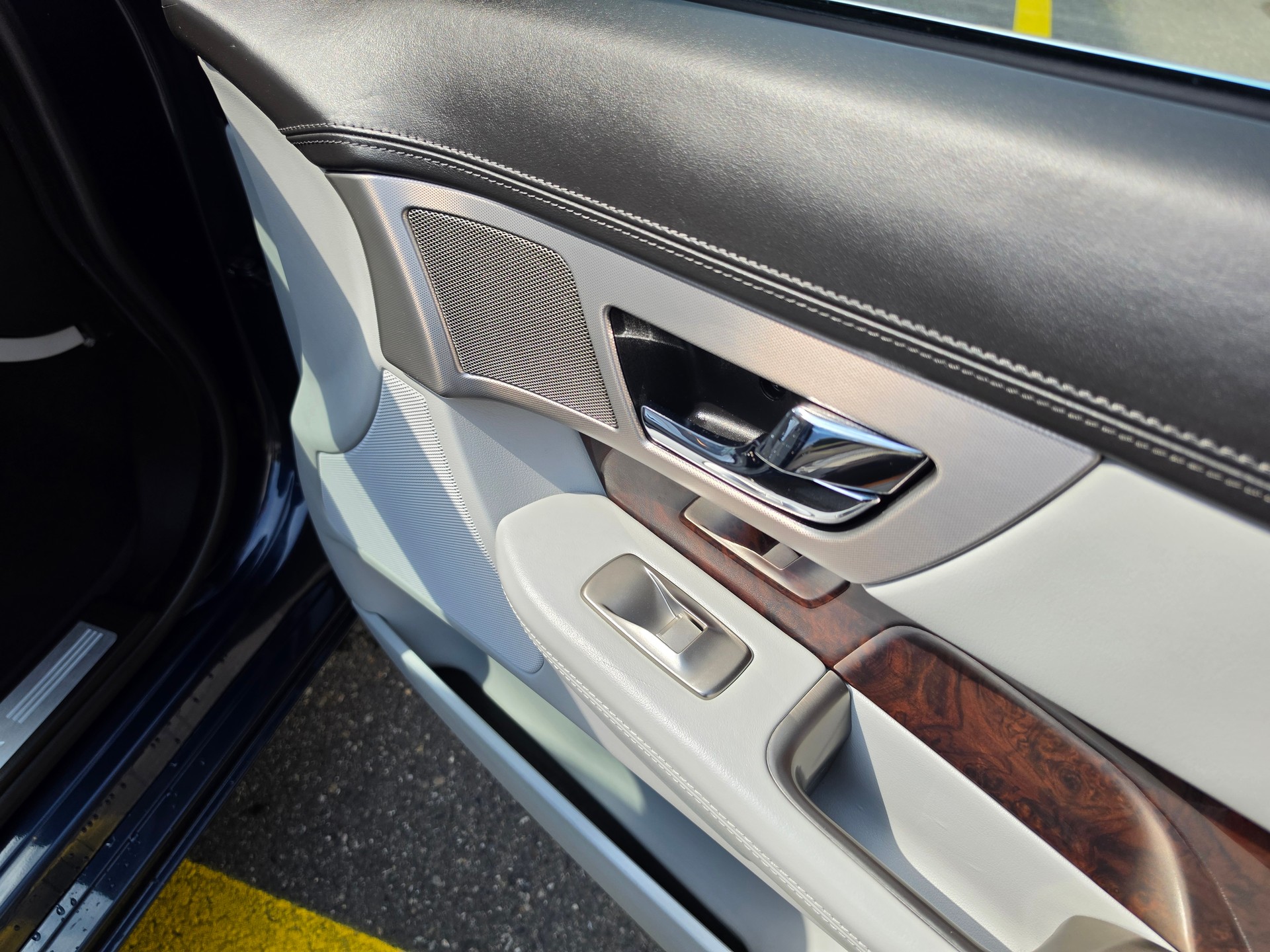 JAGUAR XF 3.0 V6 Premium Luxury-image-22