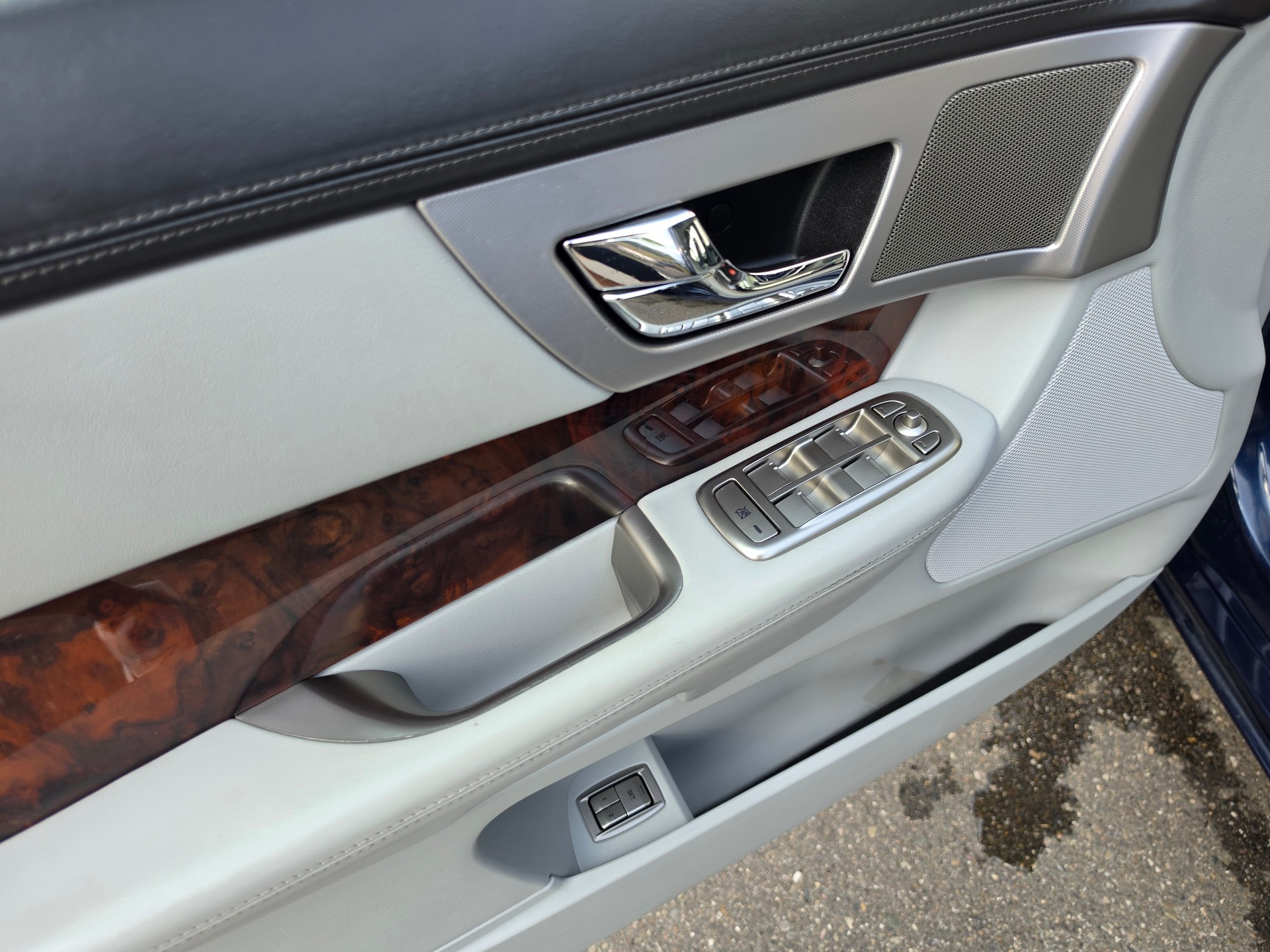 JAGUAR XF 3.0 V6 Premium Luxury-image-12