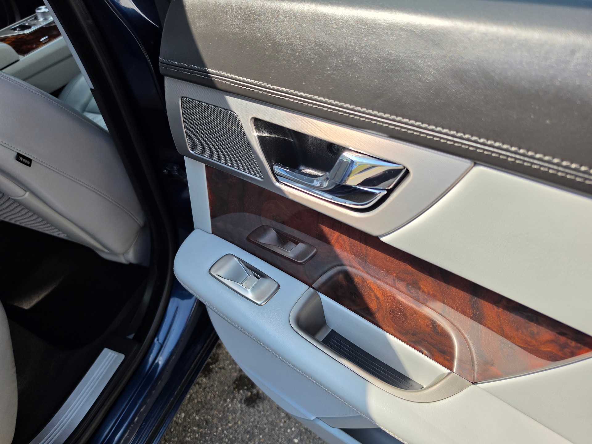 JAGUAR XF 3.0 V6 Premium Luxury-image-18