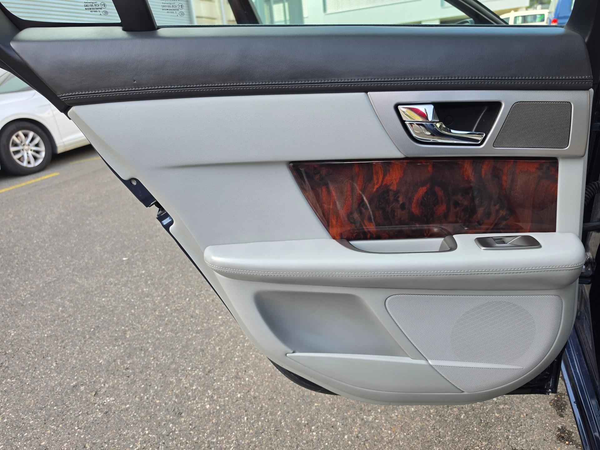 JAGUAR XF 3.0 V6 Premium Luxury-image-14