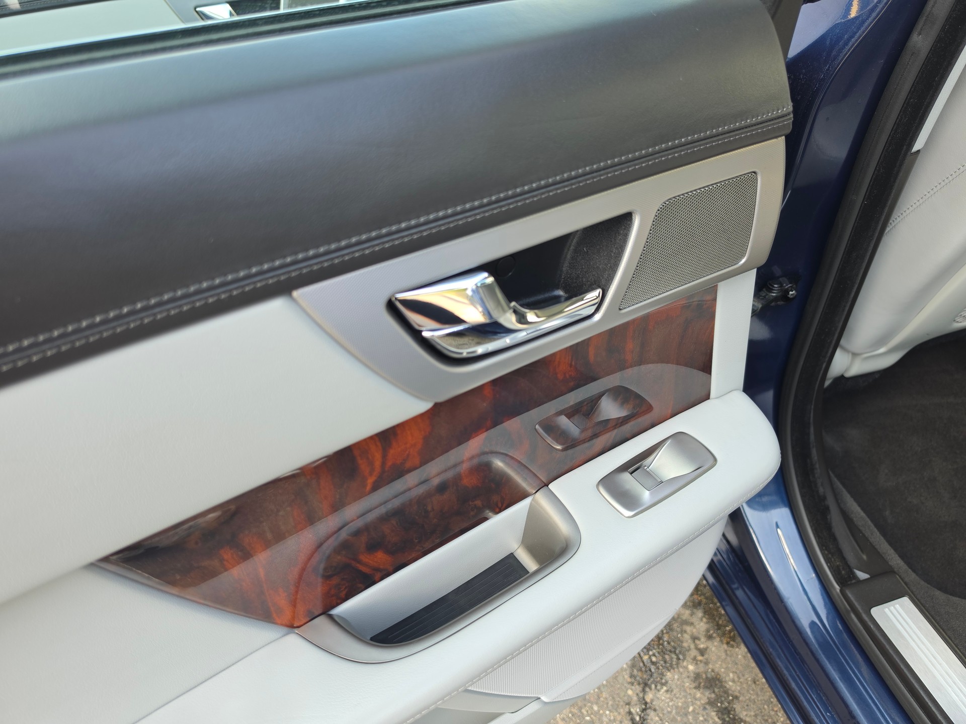 JAGUAR XF 3.0 V6 Premium Luxury-image-15