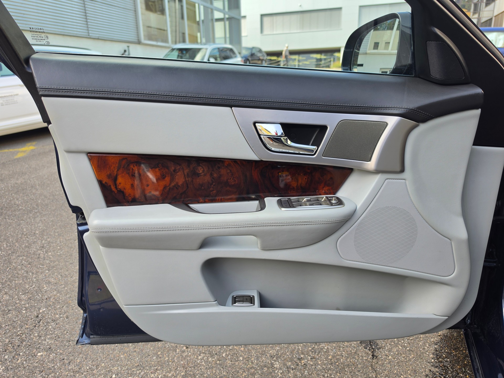 JAGUAR XF 3.0 V6 Premium Luxury-image-11