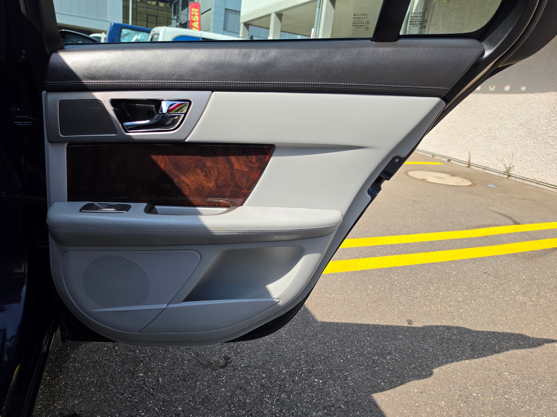 JAGUAR XF 3.0 V6 Premium Luxury-image-17