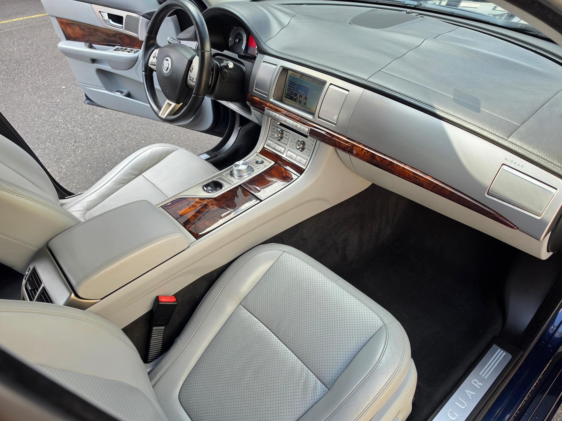 JAGUAR XF 3.0 V6 Premium Luxury-image-19