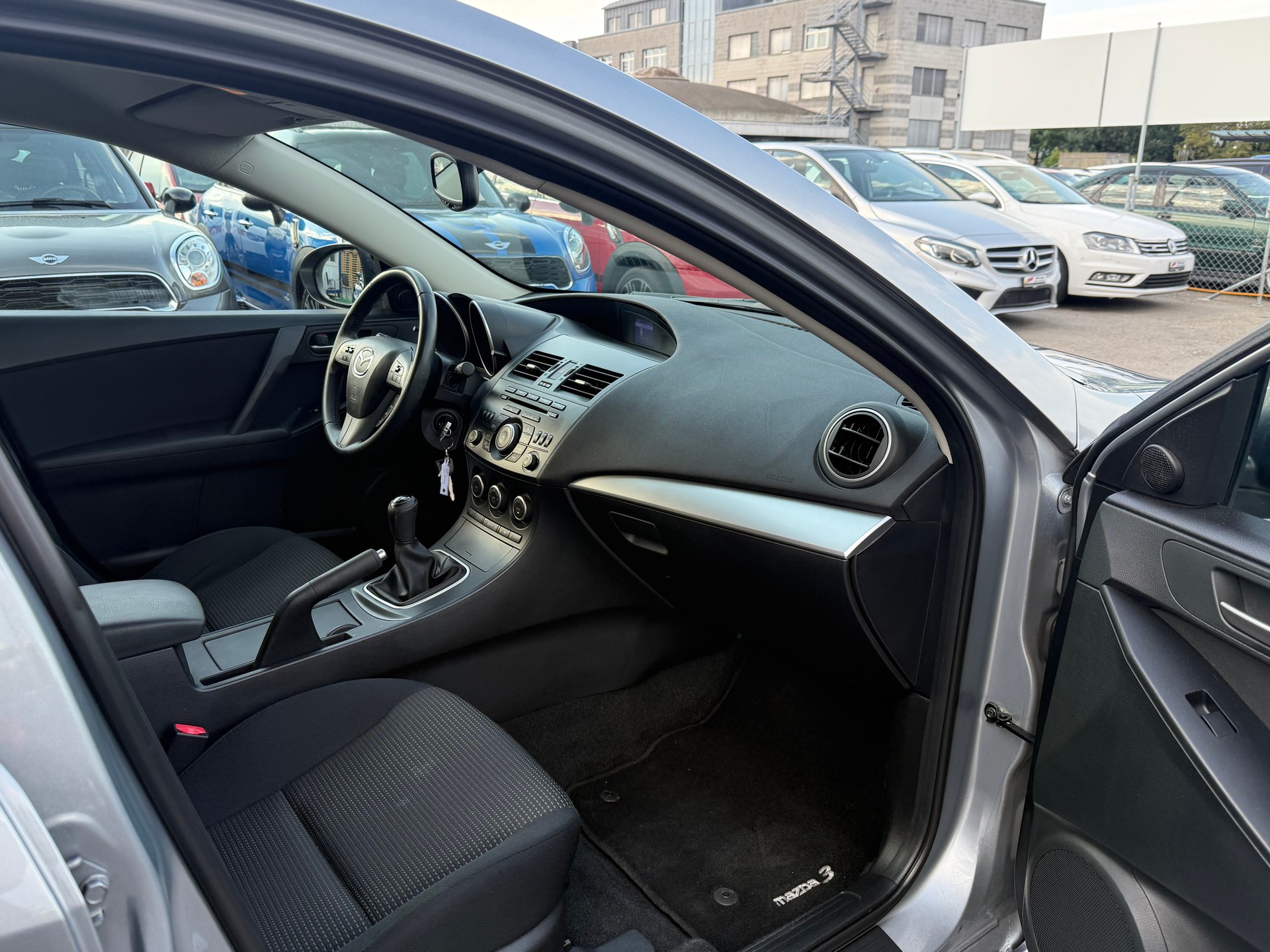 MAZDA 3 1.6 16V Exclusive / Ab MFK 11.2025 / 8-fach bereift / Servicegepflegt bei Mazda / Tempomat / 2 Zonen Klimaautomatik-image-6