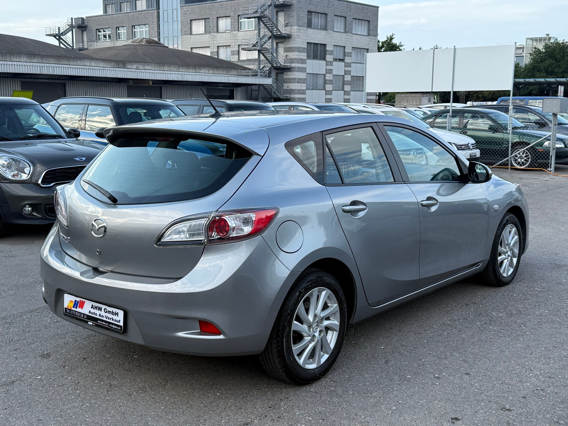 MAZDA 3 1.6 16V Exclusive / Ab MFK 11.2025 / 8-fach bereift / Servicegepflegt bei Mazda / Tempomat / 2 Zonen Klimaautomatik-image-3