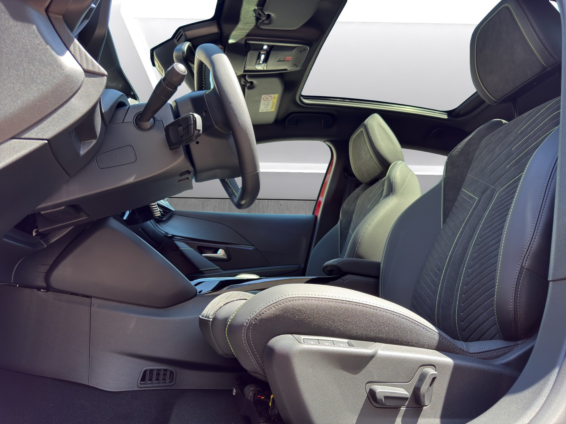 PEUGEOT 208 1.2 Hybrid 145 GT Exclusive-image-9