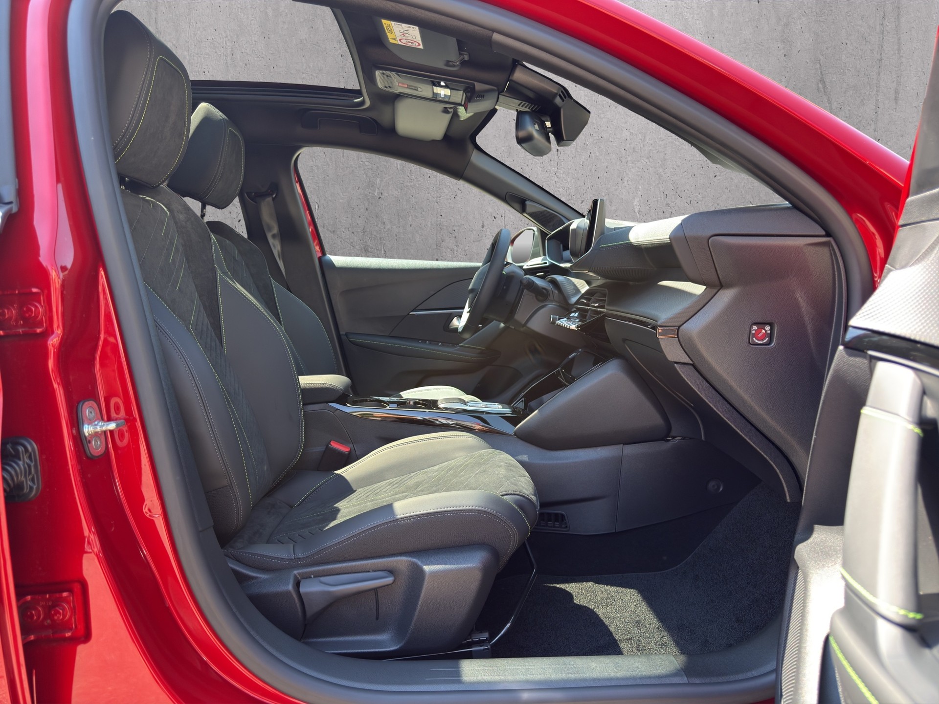 PEUGEOT 208 1.2 Hybrid 145 GT Exclusive-image-17