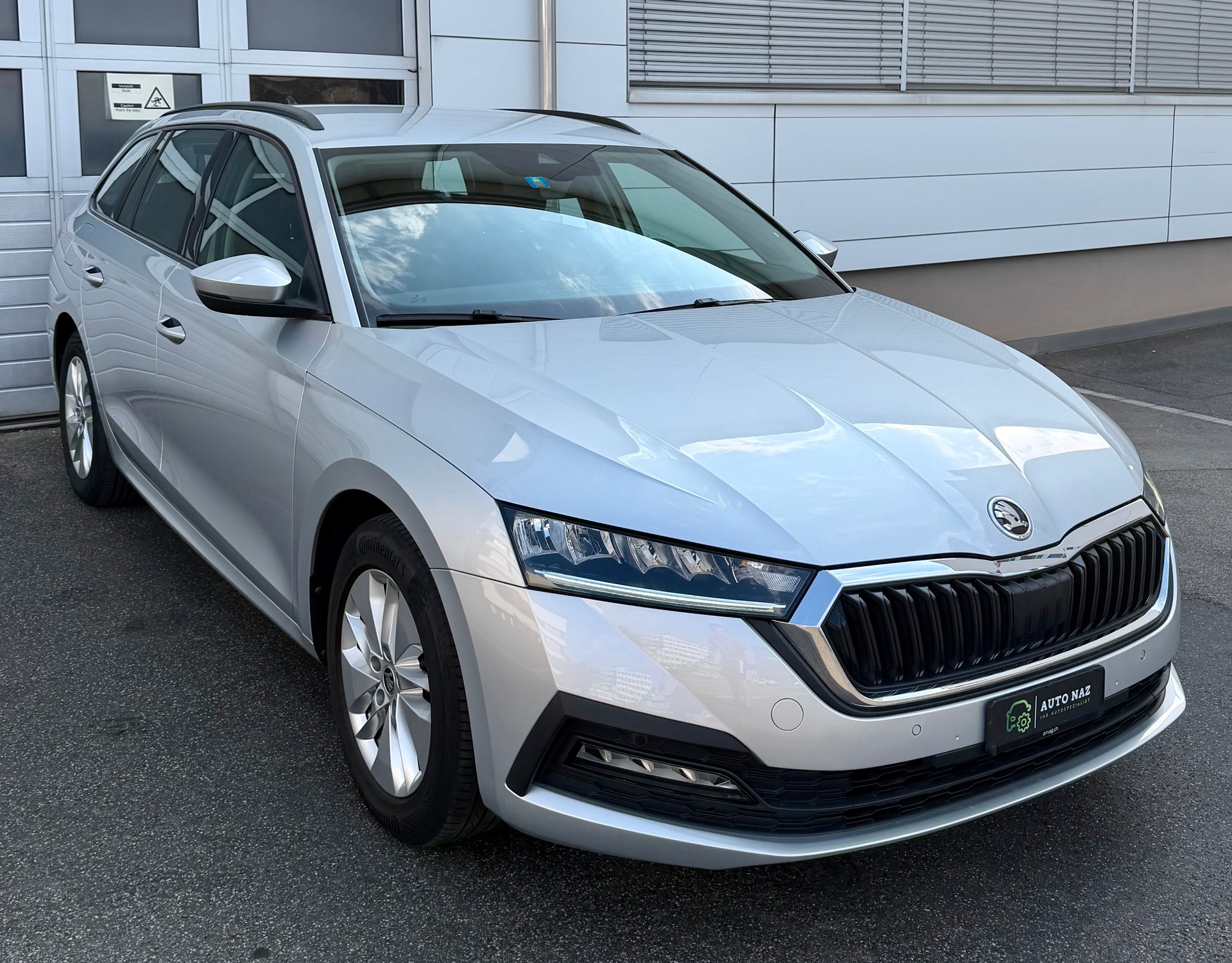 SKODA Octavia Combi 2.0 TDI DSG Ambition/ LED Scheinwerfer/ Keyless Access/ Spurhalteassis./ Frontassis./ FRISCH MFK/ 12M Garantie-image-1