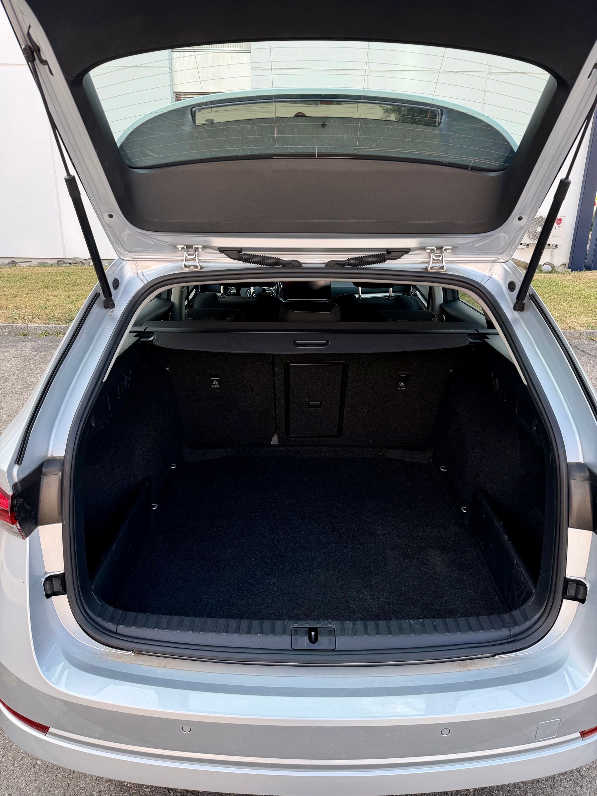 SKODA Octavia Combi 2.0 TDI DSG Ambition/ LED Scheinwerfer/ Keyless Access/ Spurhalteassis./ Frontassis./ FRISCH MFK/ 12M Garantie-image-8