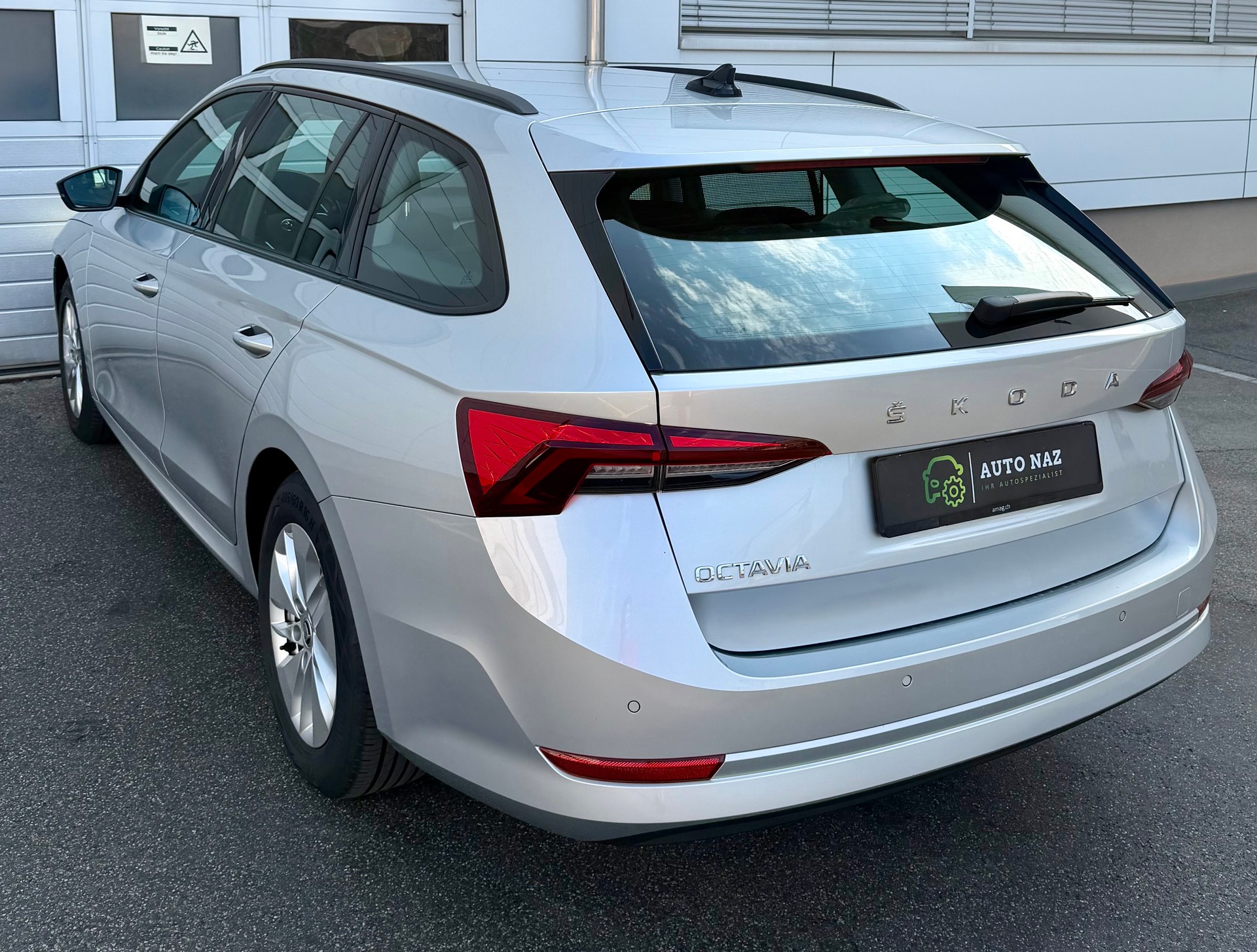 SKODA Octavia Combi 2.0 TDI DSG Ambition/ LED Scheinwerfer/ Keyless Access/ Spurhalteassis./ Frontassis./ FRISCH MFK/ 12M Garantie-image-3