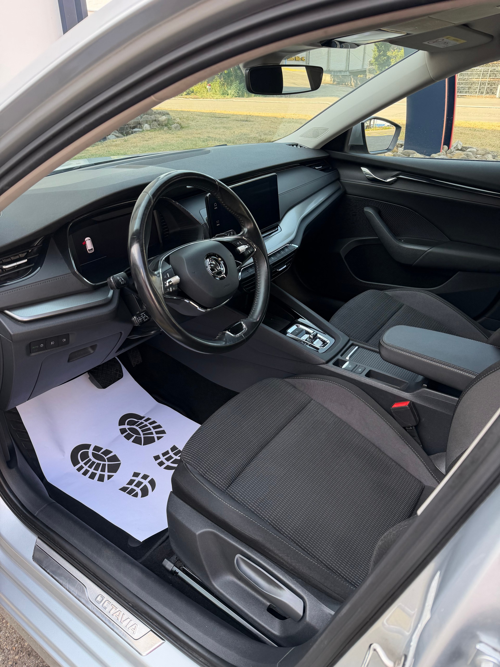 SKODA Octavia Combi 2.0 TDI DSG Ambition/ LED Scheinwerfer/ Keyless Access/ Spurhalteassis./ Frontassis./ FRISCH MFK/ 12M Garantie-image-5