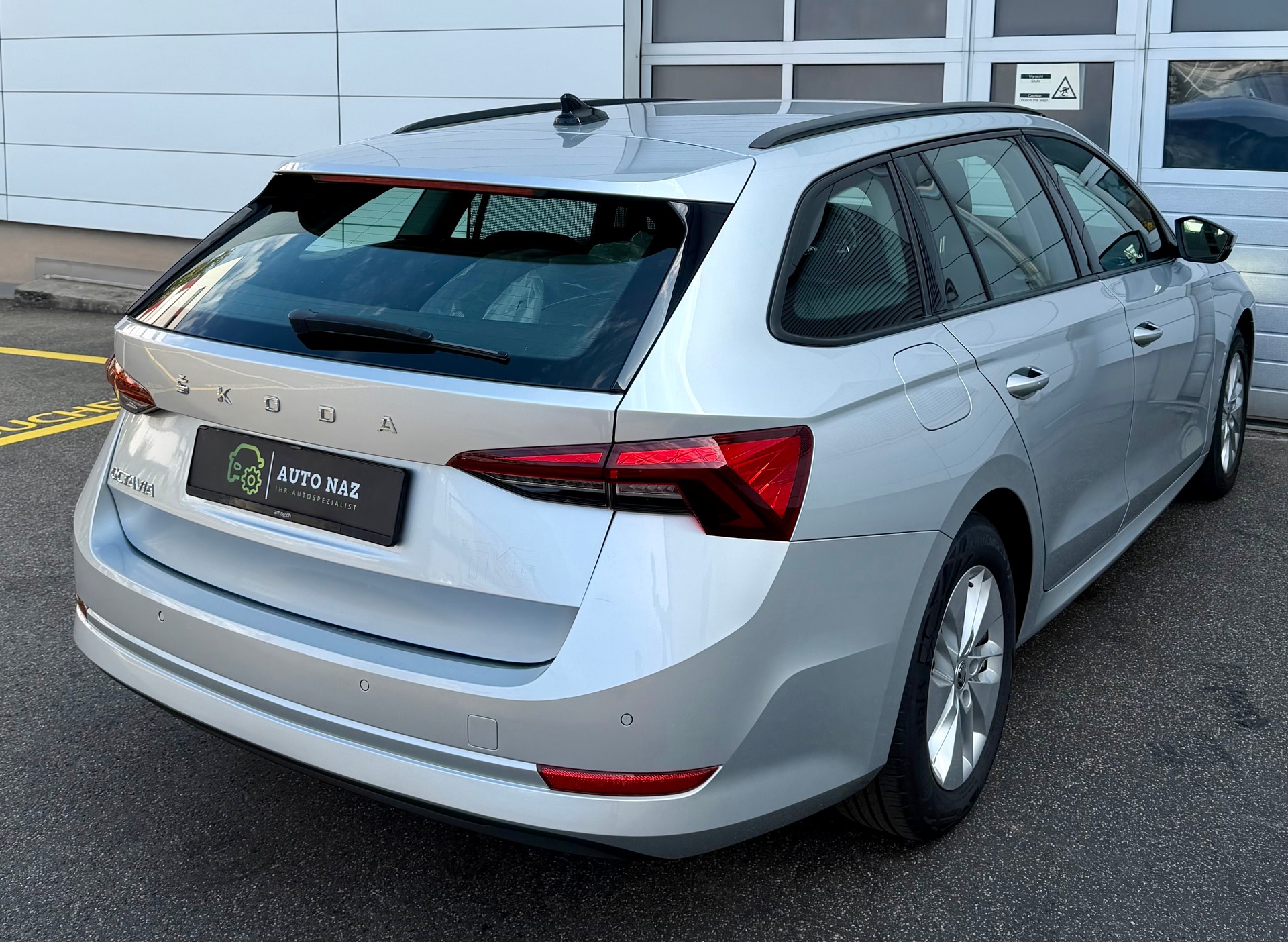 SKODA Octavia Combi 2.0 TDI DSG Ambition/ LED Scheinwerfer/ Keyless Access/ Spurhalteassis./ Frontassis./ FRISCH MFK/ 12M Garantie-image-2