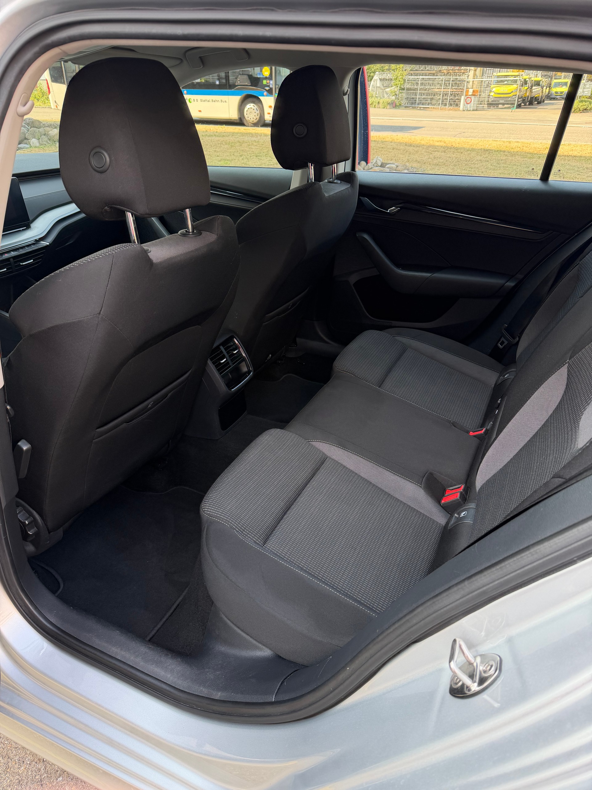 SKODA Octavia Combi 2.0 TDI DSG Ambition/ LED Scheinwerfer/ Keyless Access/ Spurhalteassis./ Frontassis./ FRISCH MFK/ 12M Garantie-image-7